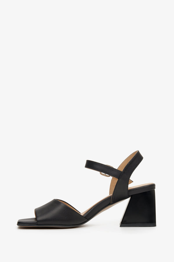 Czarne, skórzane sandały damskie na lato na słupku Estro - prezentacja profilu butów.