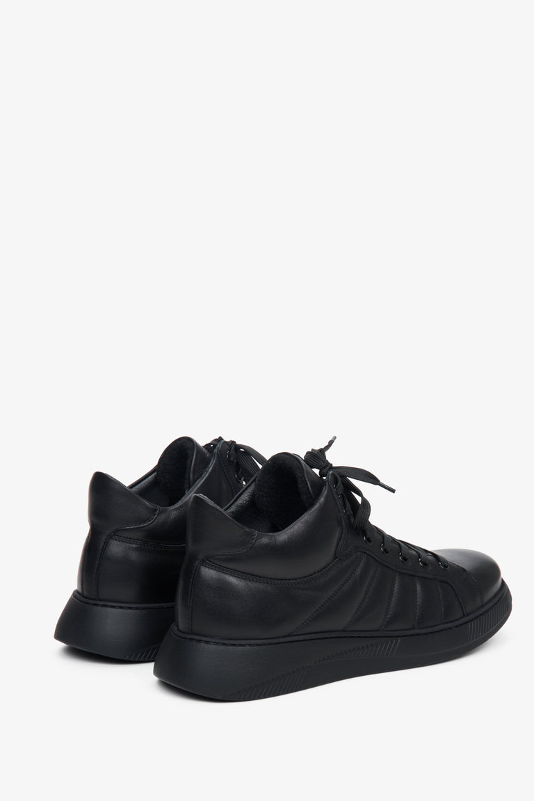 Sneakersy męskie wysokie czarne ze skóry naturalnej marki Estro - podgląd tyłu buta.