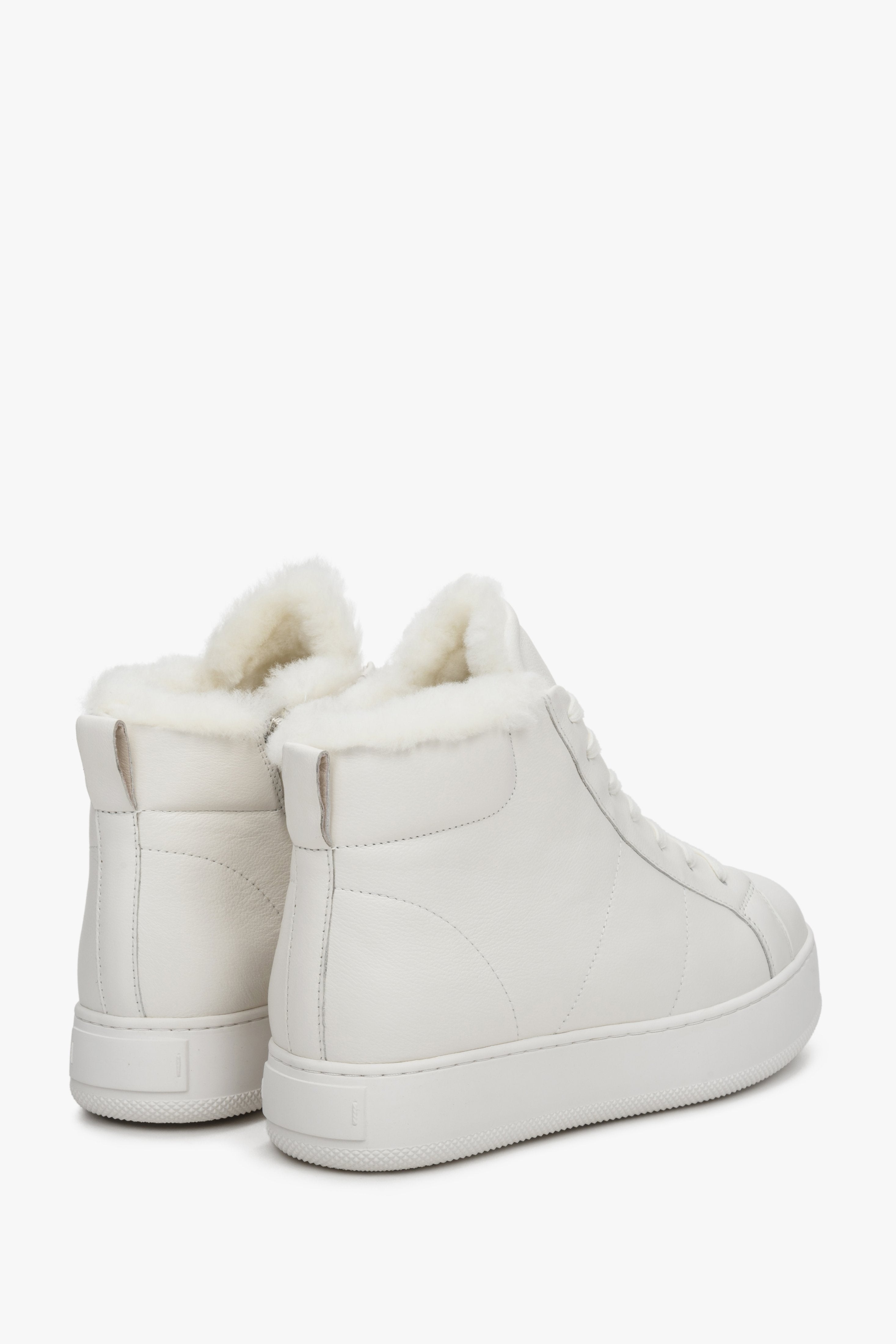 Buty sneakersy damskie na zimę Estro - tylna część buta w kolorze białym.