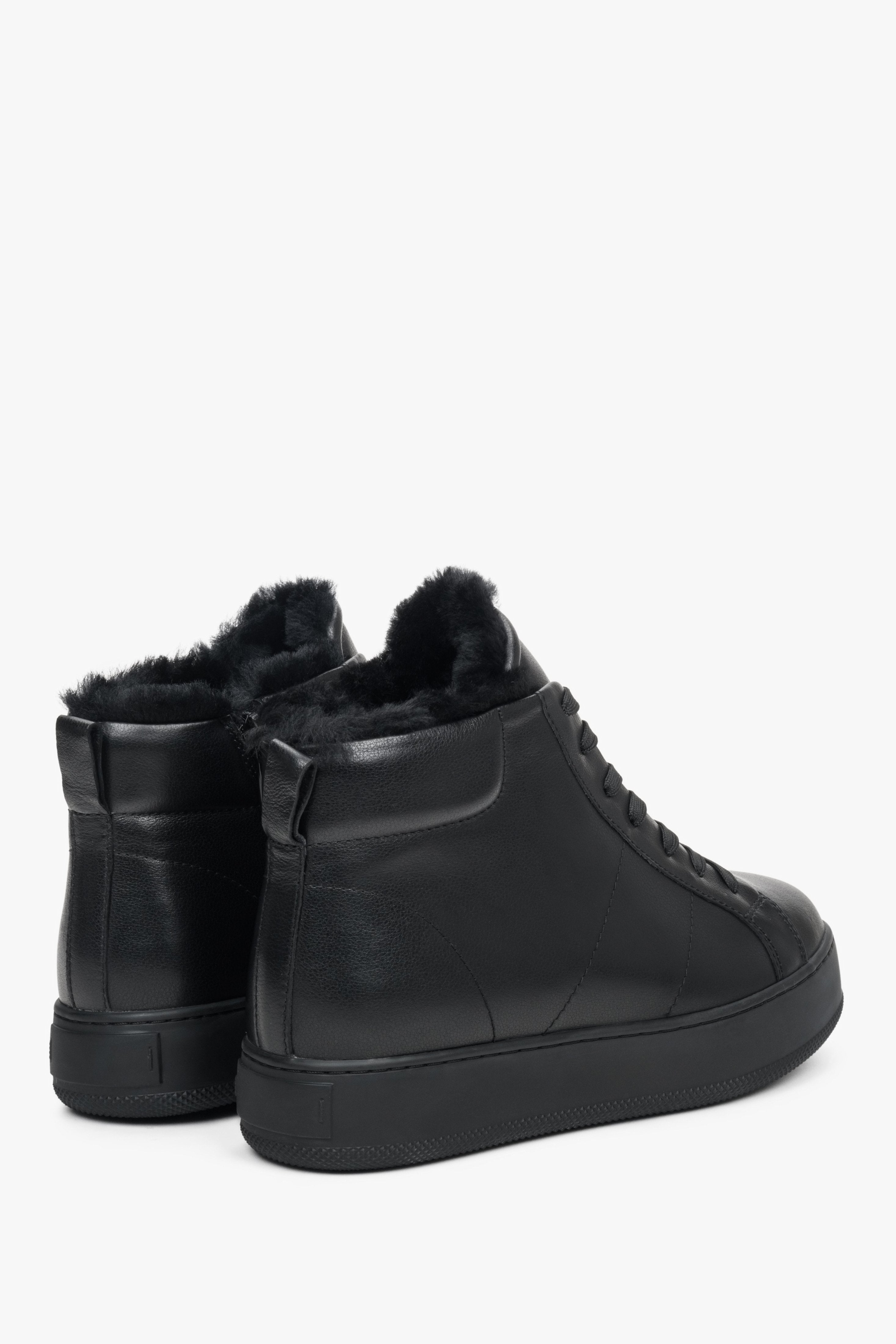 Buty sneakersy damskie na zimę Estro - tylna część buta w kolorze czarnym.