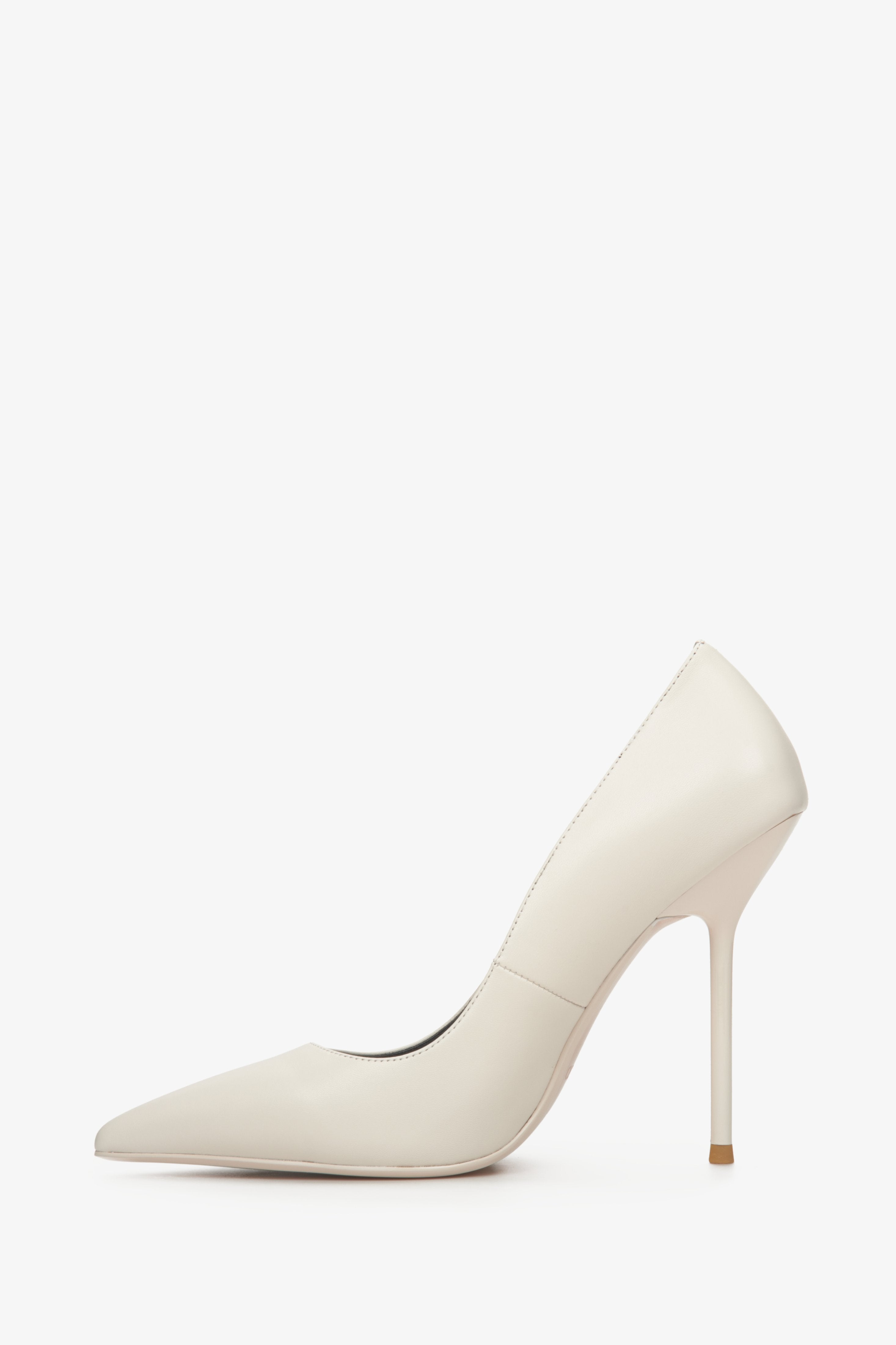 Szpilki damskie białe skórzane Estro - profil butów.