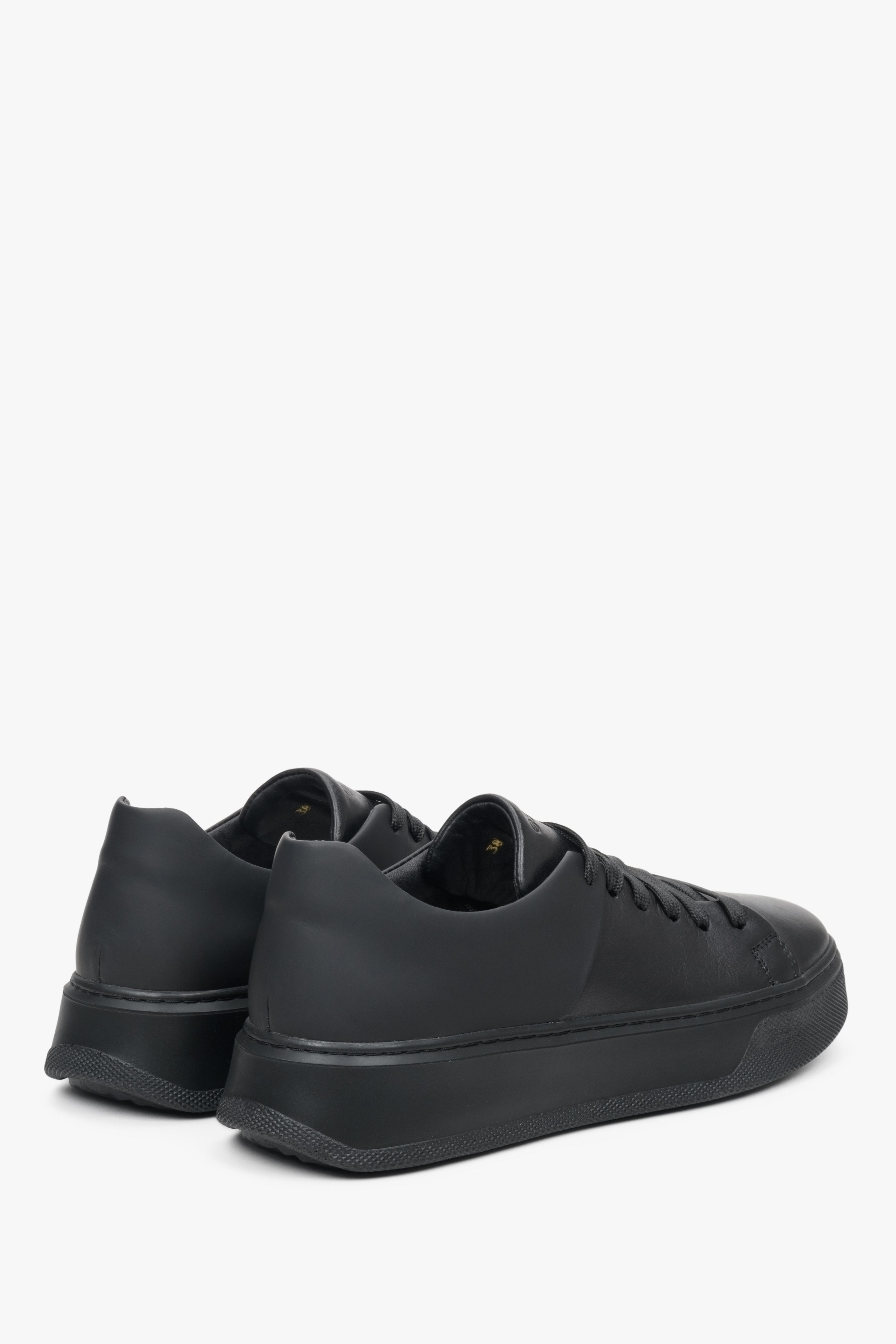 Sneakersy damskie skórzane w kolorze czarnym marki Estro - prezentacja zapiętka i przyszwy bocznej buta.