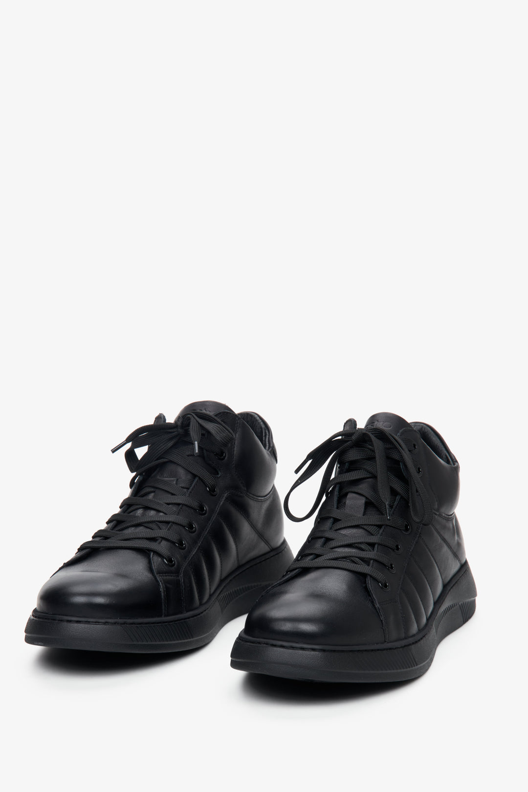 Wysokie, męskie sneakersy ze skóry naturalnej w kolorze czarnym ze sznurowaniem marki Estro - prezentacja przedniej części buta.