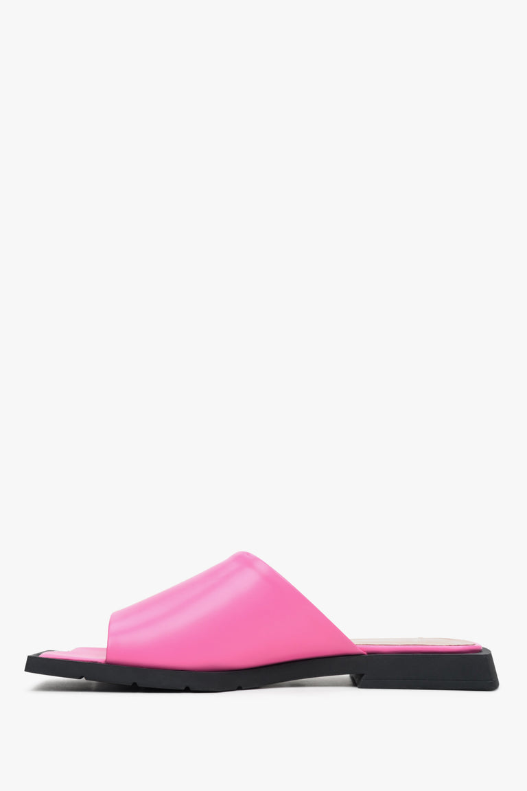 Klapki damskie ze skóry naturalnej na lato, różowe. Profil obuwia marki Estro.