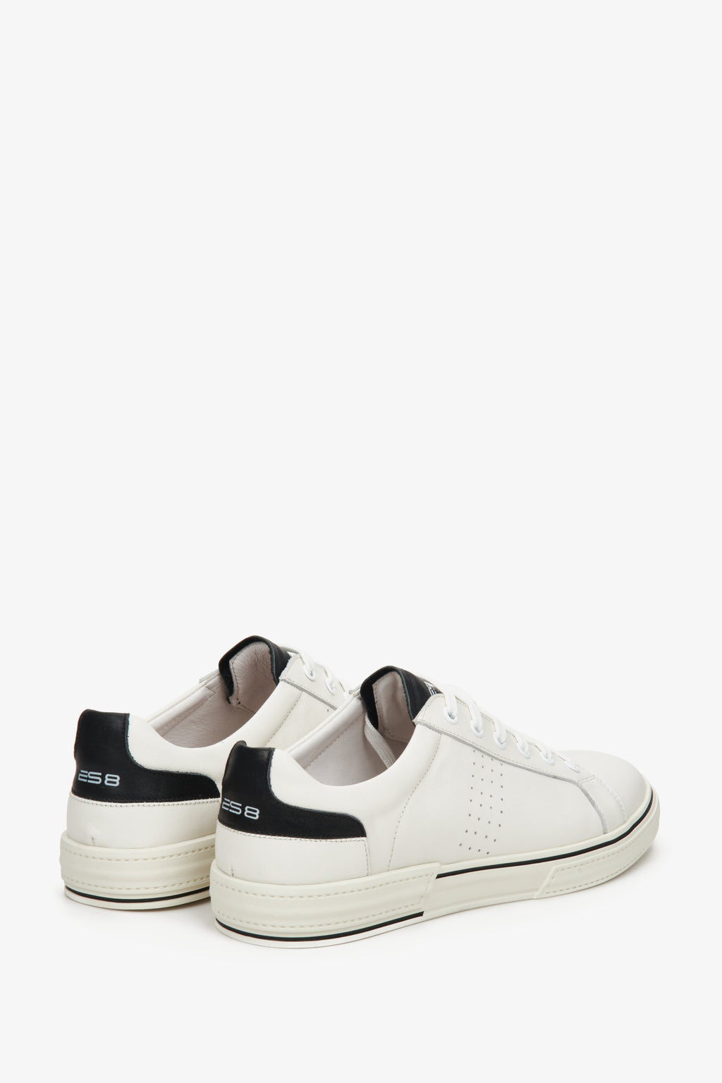Biało-czarne sneakersy męskie ze skóry naturalnej ES 8 - zbliżenie na zapiętek i przyszwę boczną obuwia.
