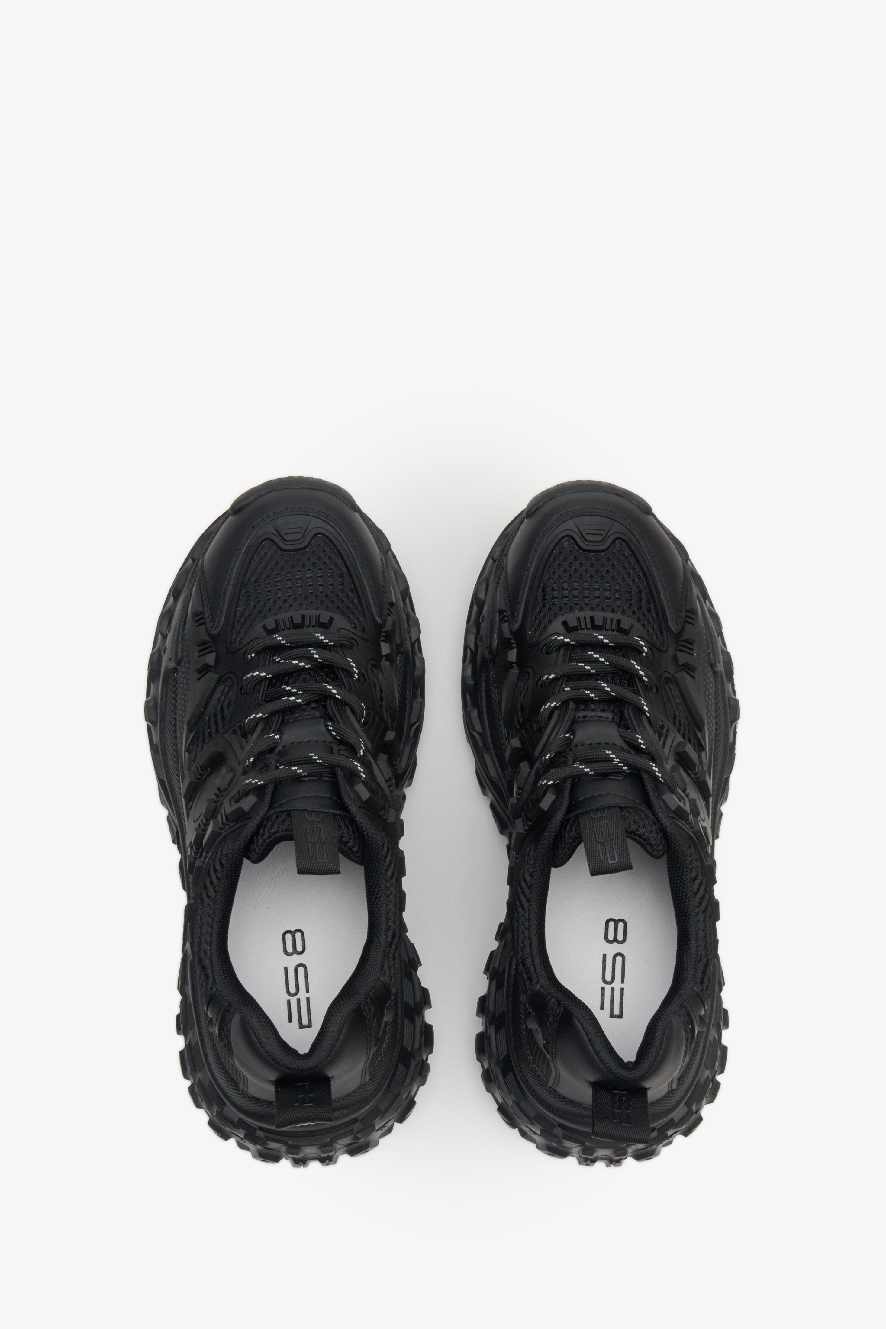 Sneakersy damskie w kolorze czarnym ze sznurowaniem ze skóry naturalnej - prezentacja obuwia z góry.