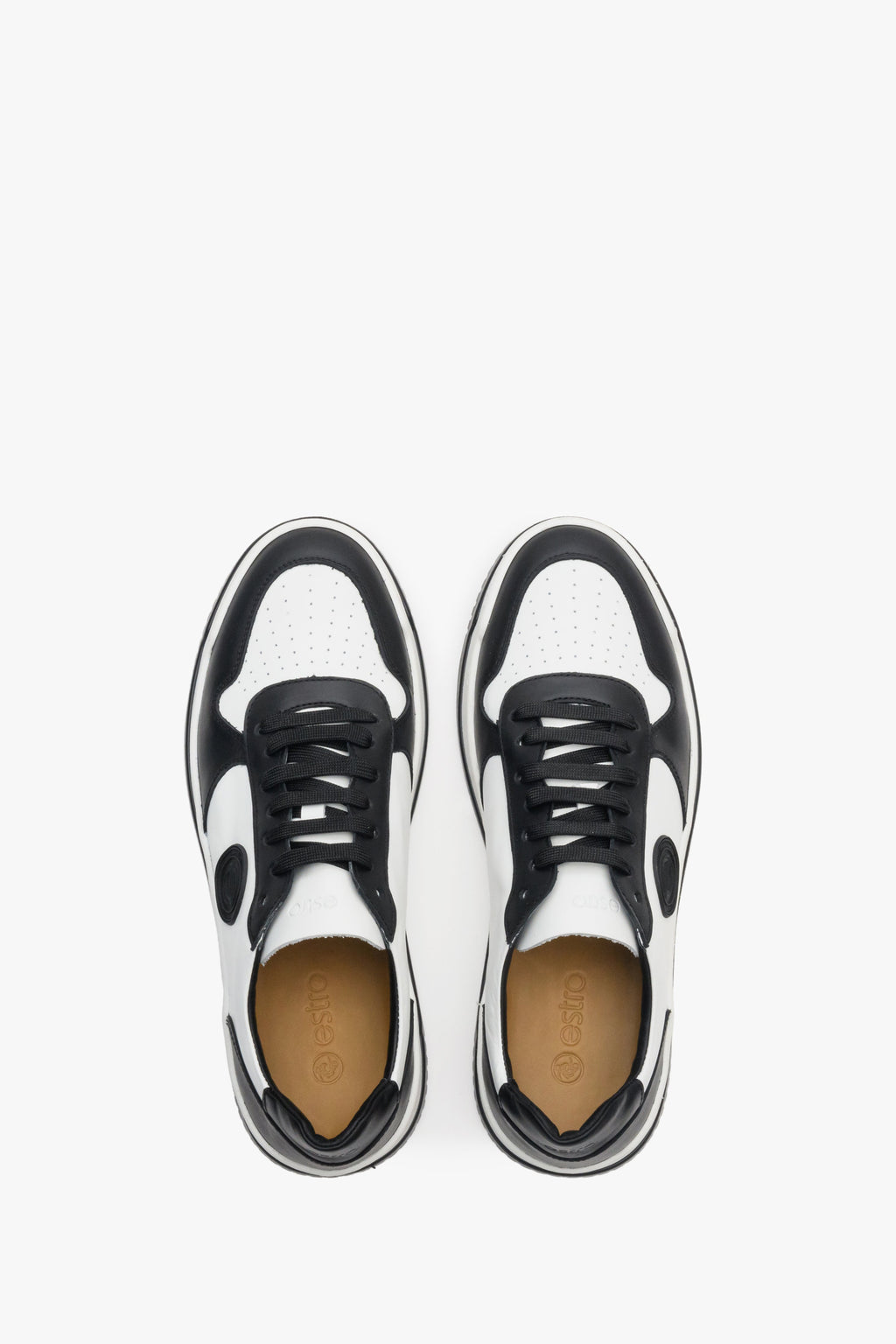 Sneakersy męskie czarno-białe ze skóry i nubuku Estro na wiosnę - prezentacja modelu z góry.