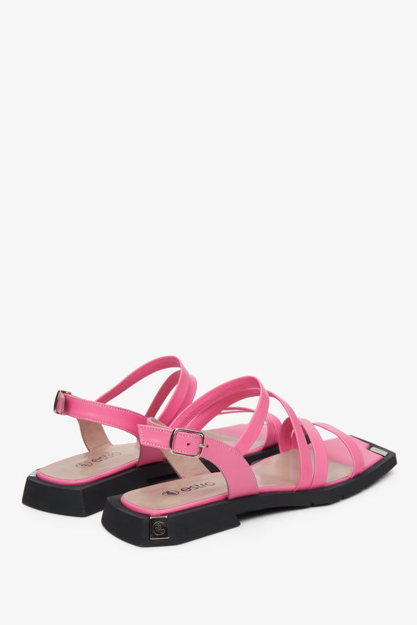 Skórzane, różowe sandały damskie Estro z cienkich pasków - prezentacja tylnej części butów.