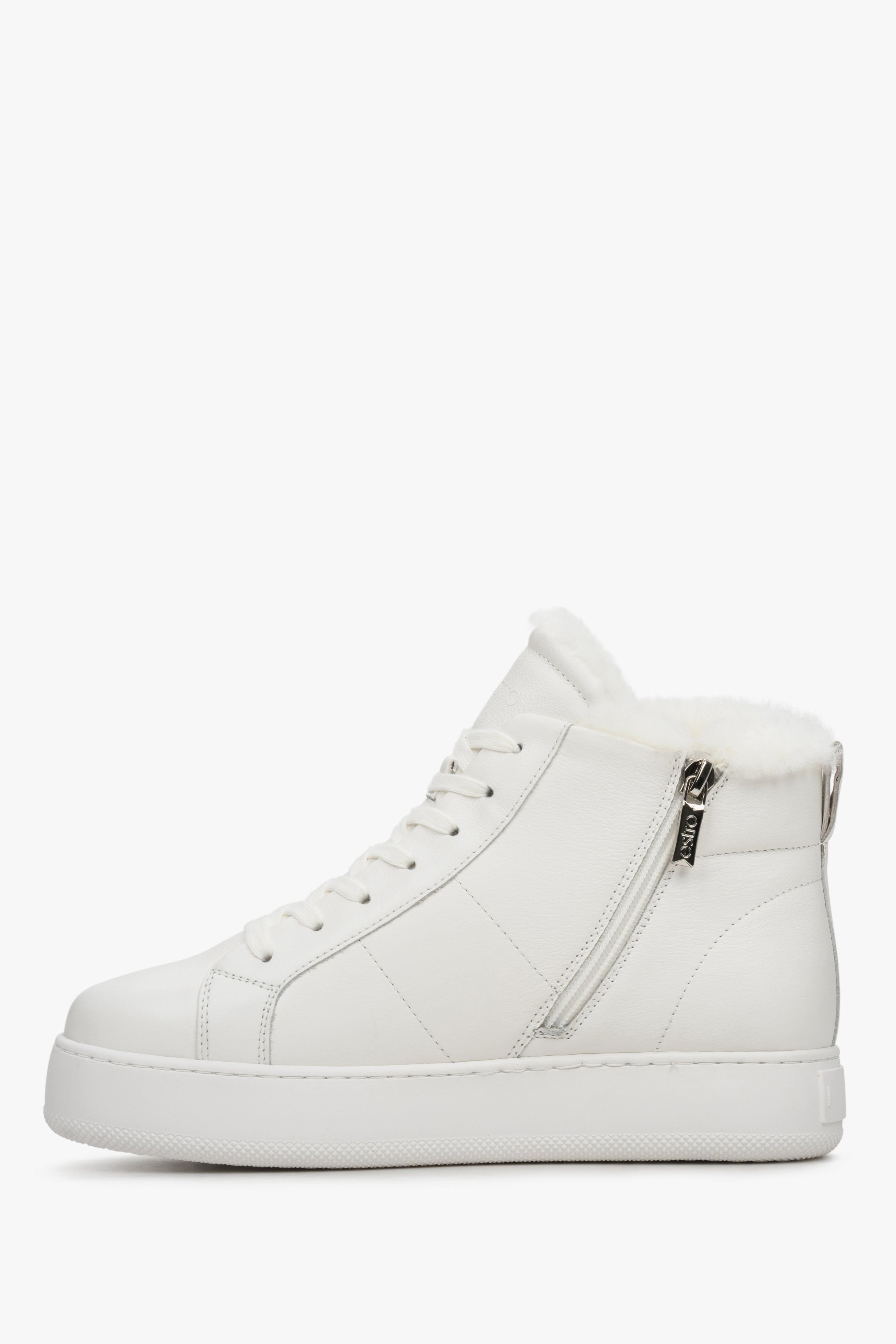 Ocieplane, zimowe sneakersy damskie Estro w kolorze białym - profil buta.