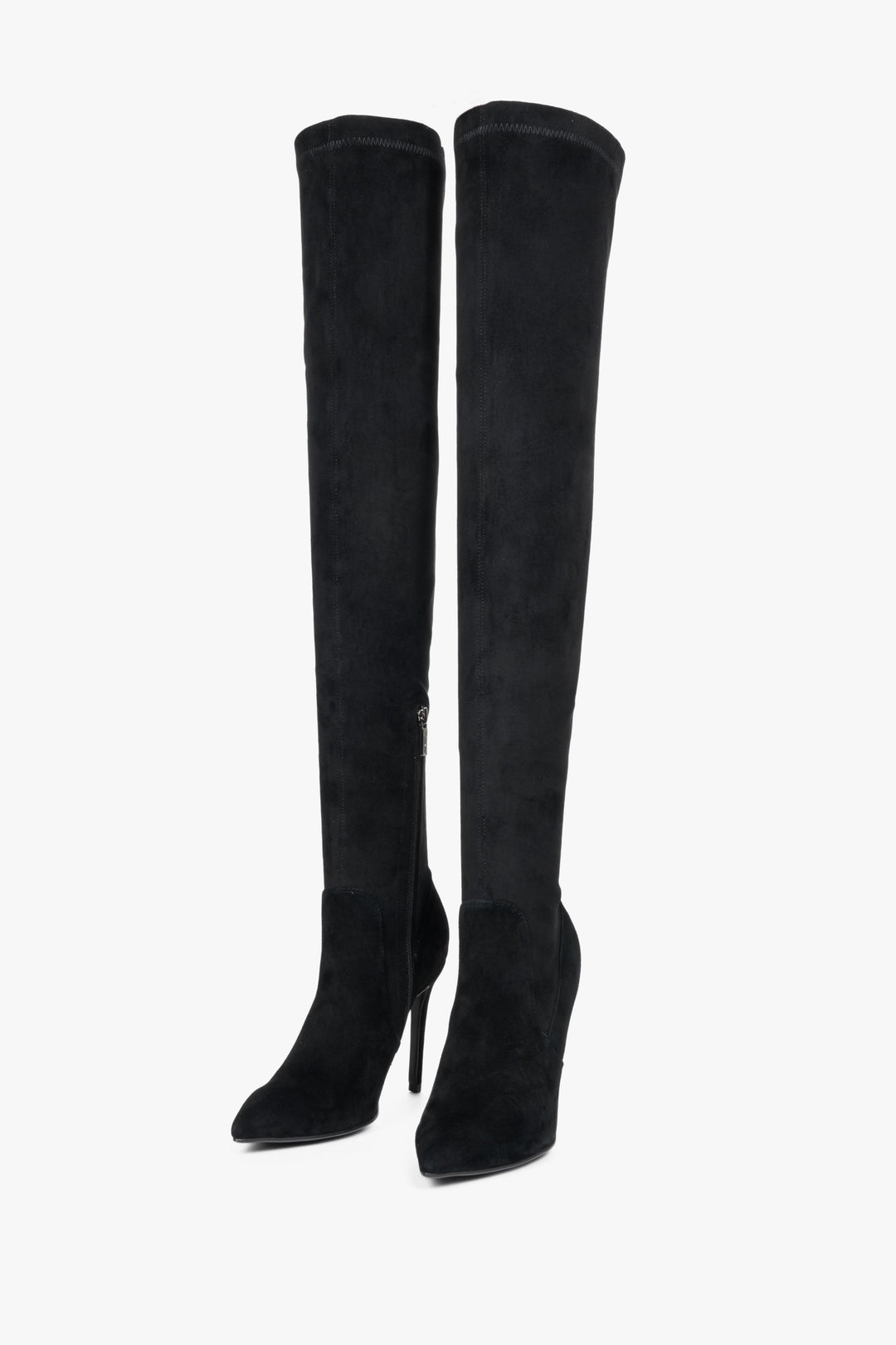 Kozaki damskie Estro w kolorze czarnym z wysoką, elastyczną cholewą - przód butów.