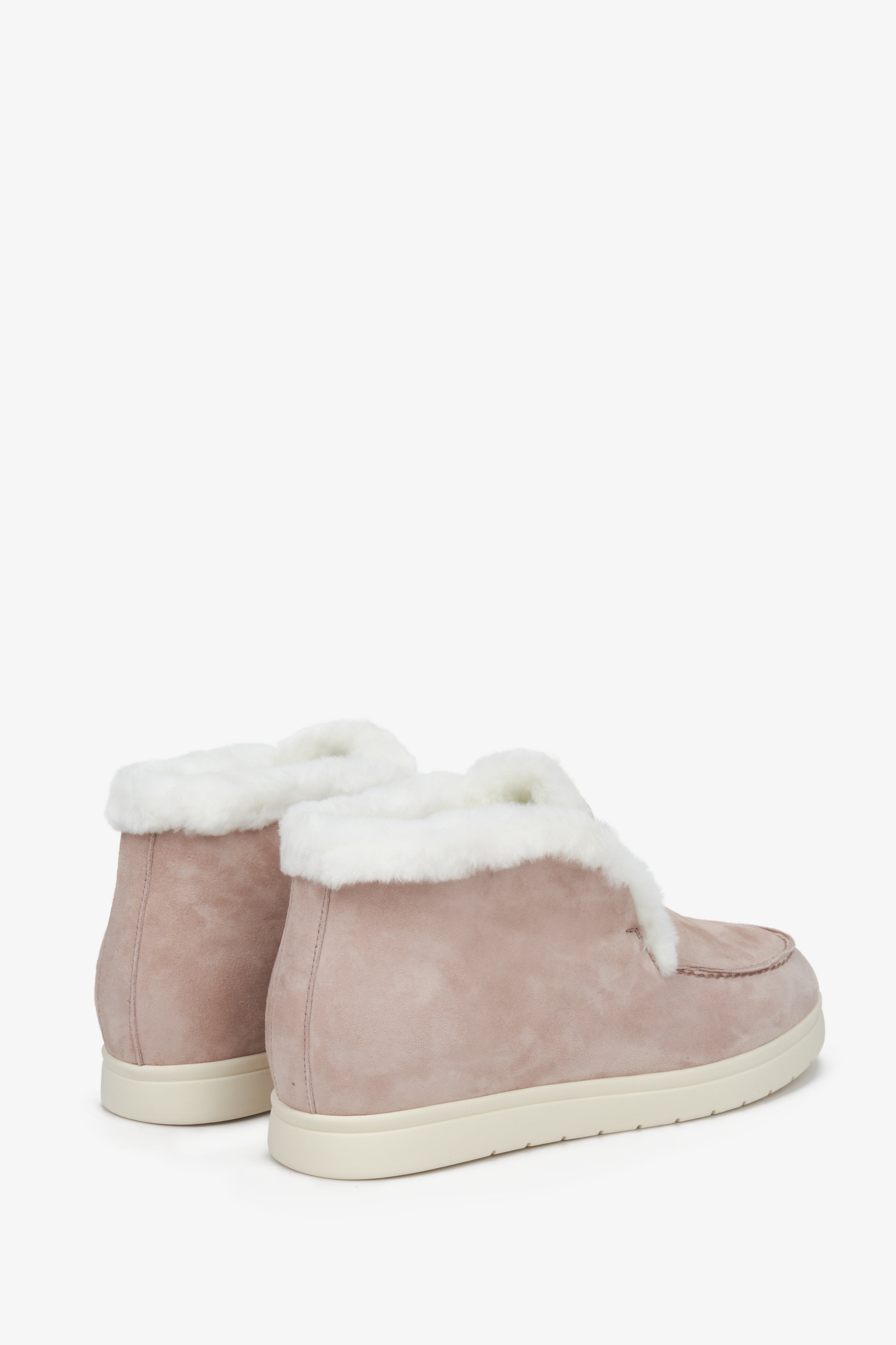 Podwyższane mokasyny damskie na zimę z zamszu z futrem naturalnym w kolorze różowym - zbliżenie na tył buta.