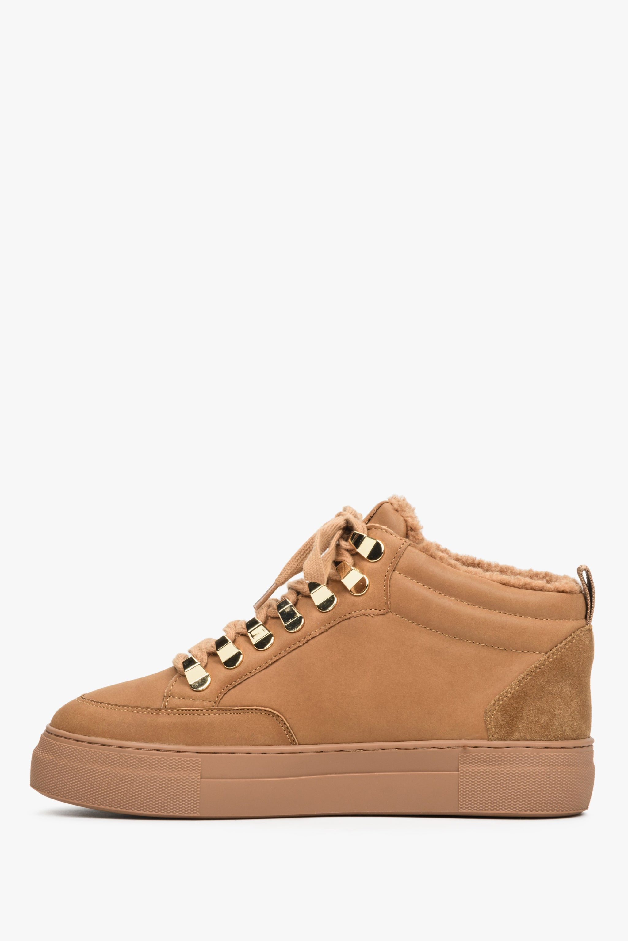 Sneakersy damskie zimowe w kolorze brązowym z nubuku Estro - prezentacja profilu butów.