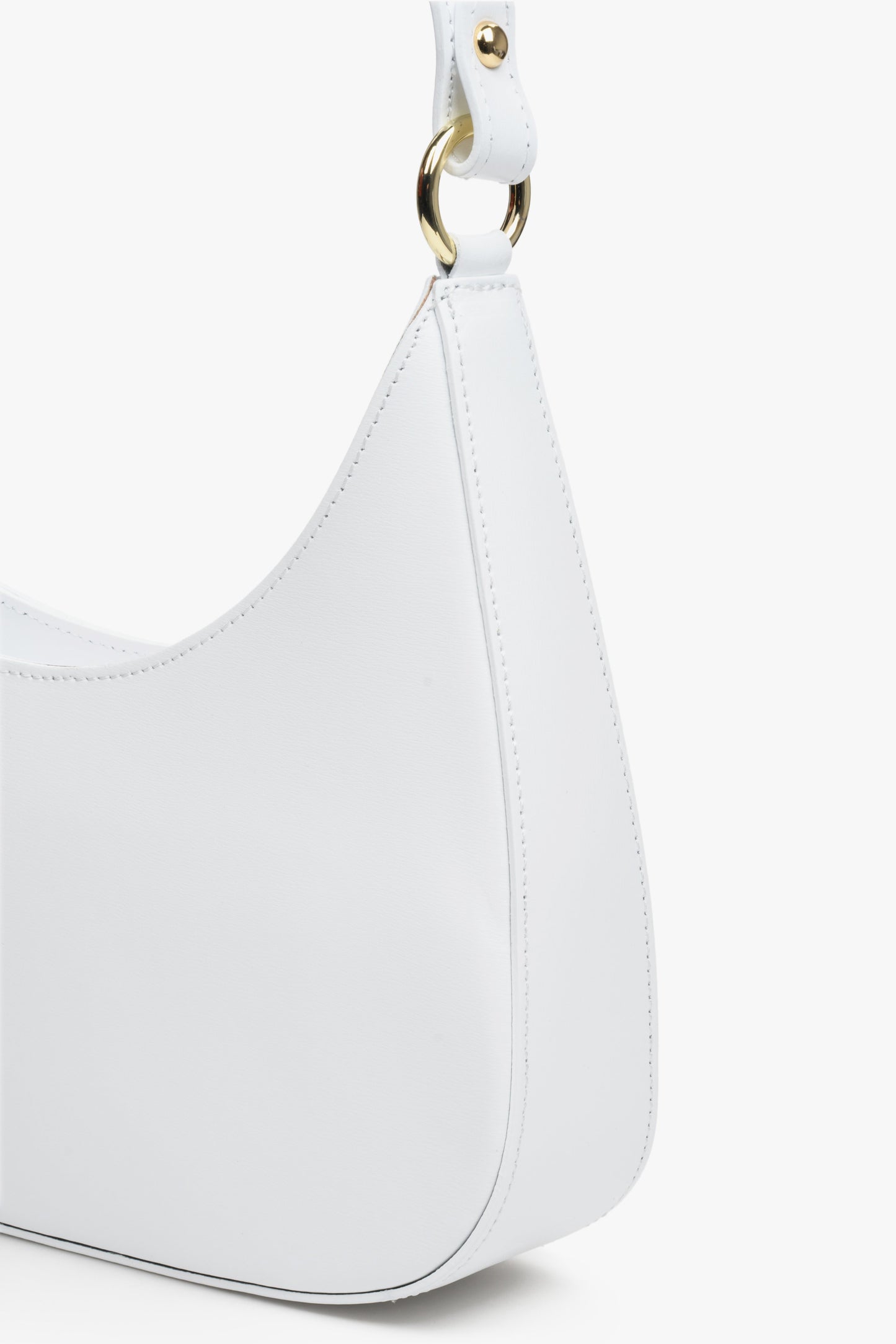 Torebka damska z włoskiej skóry naturalnej typu shoulder bag w kolorze białym.