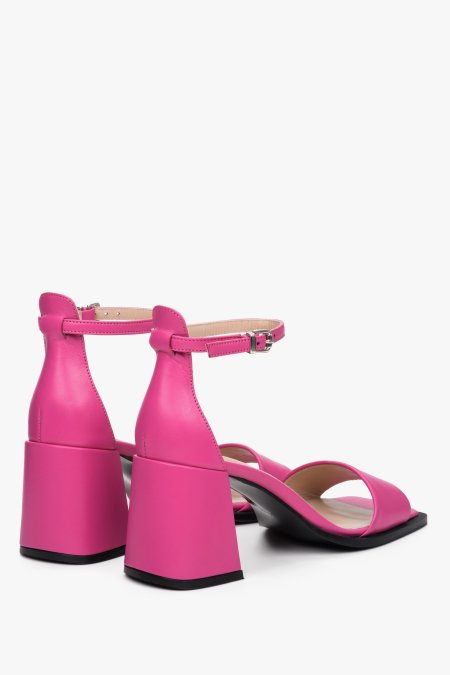 Damskie, skórzane sandały Estro na słupku w kolorze różowym - zbliżenie na obcas.