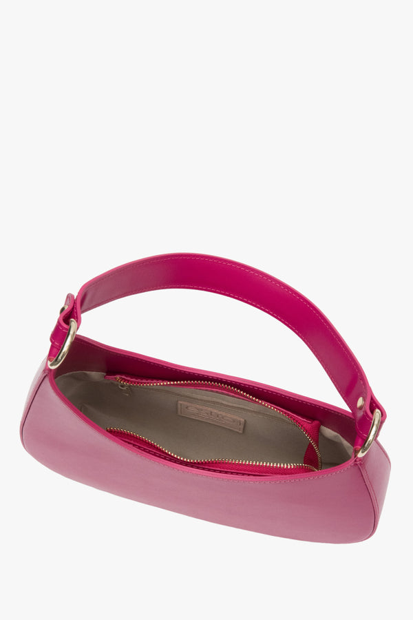 Damska torebka typu shoulder bag w kolorze różowym z włoskiej skóry naturalnej - zbliżenie na wnętrze modelu.