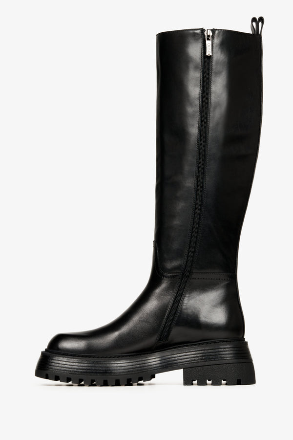 Wysokie, czarne kozaki damskie na wiosnę ze skóry naturalnej marki Estro - profil buta.