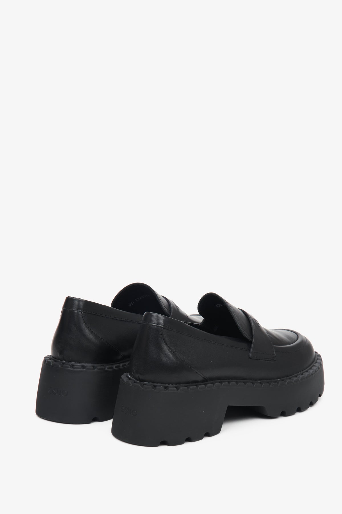 Loafersy damskie Estro w kolorze czarnym, skóra naturalna.