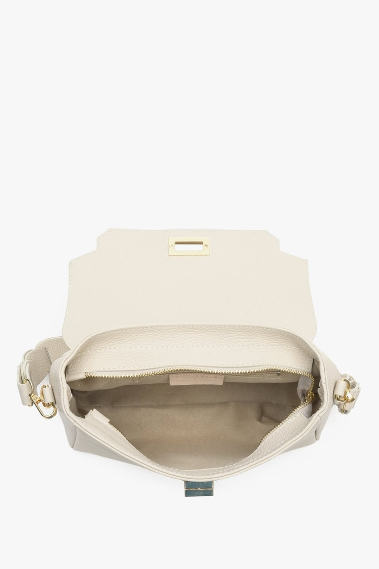 Beżowa torebka damska na ramię ze skóry naturalnej produkcji włoskiej marki Estro - prezentacja wnętrza modelu.