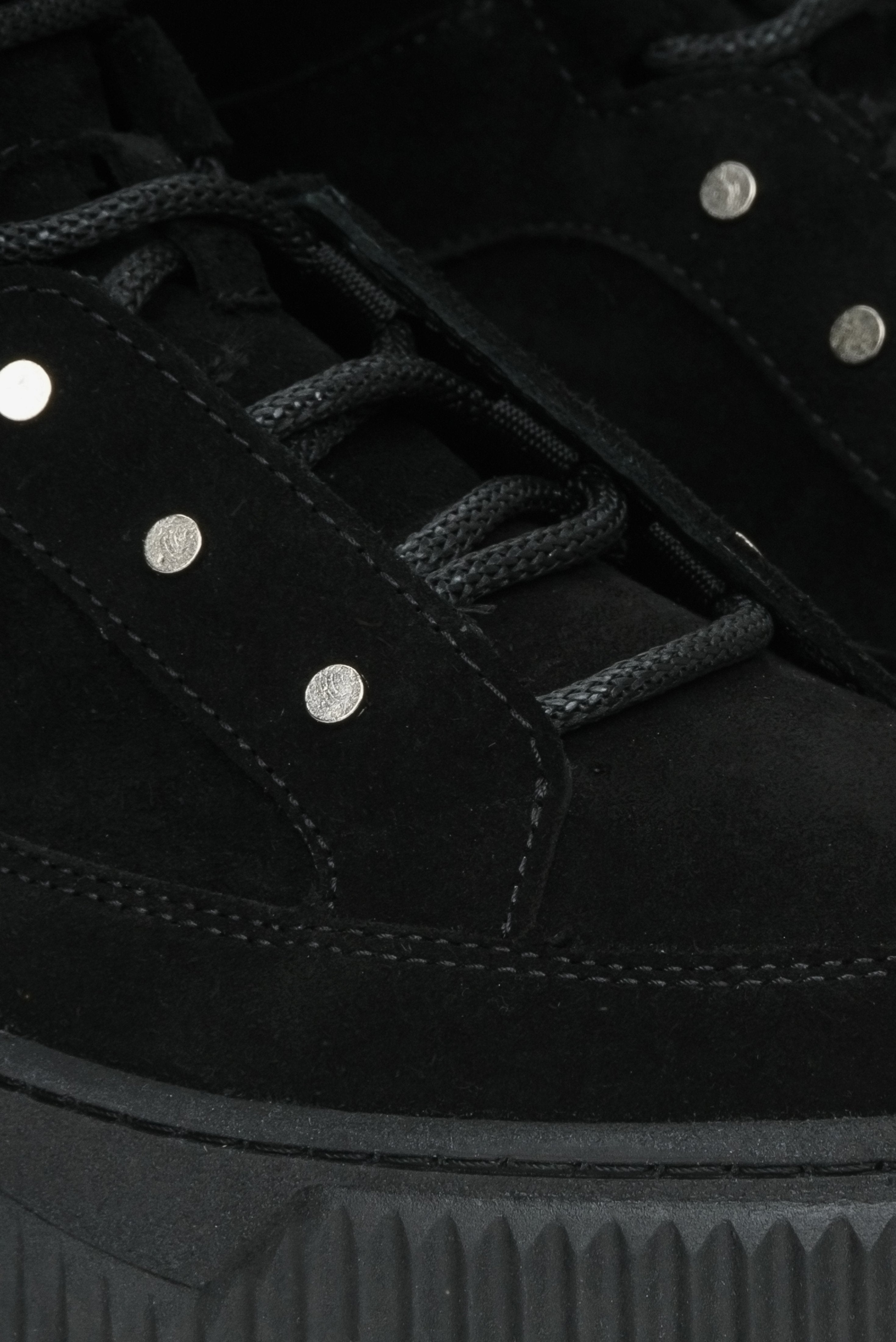 Czarne, damskie, wysokie sneakersy zimowe ze sznurowaniem - podgląd wsadu buta.