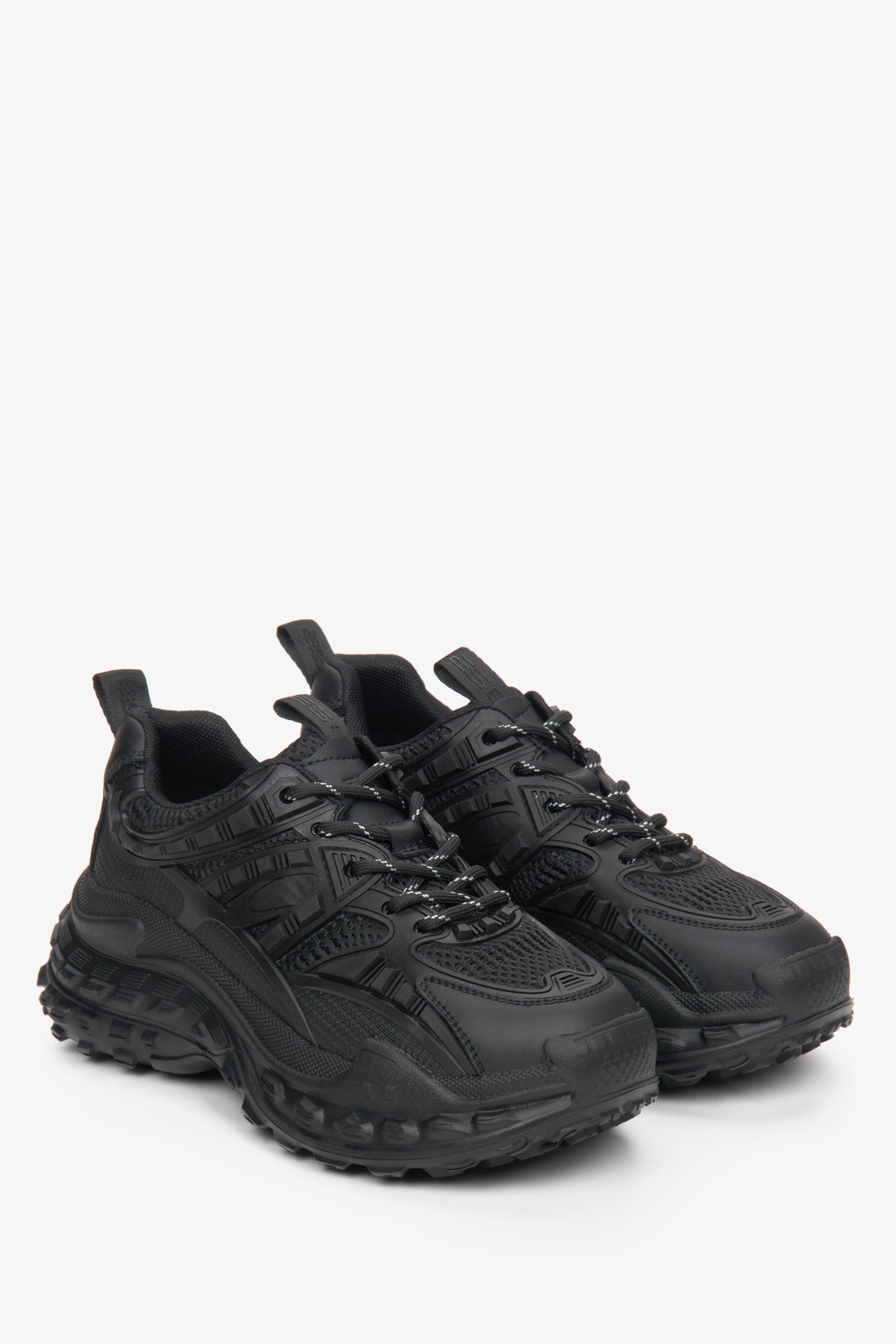 Czarne sneakersy damskie na wiosnę i jesień ze skóry naturalnej ze sznurowaniem - prezentacja czubka buta i zapiętka.