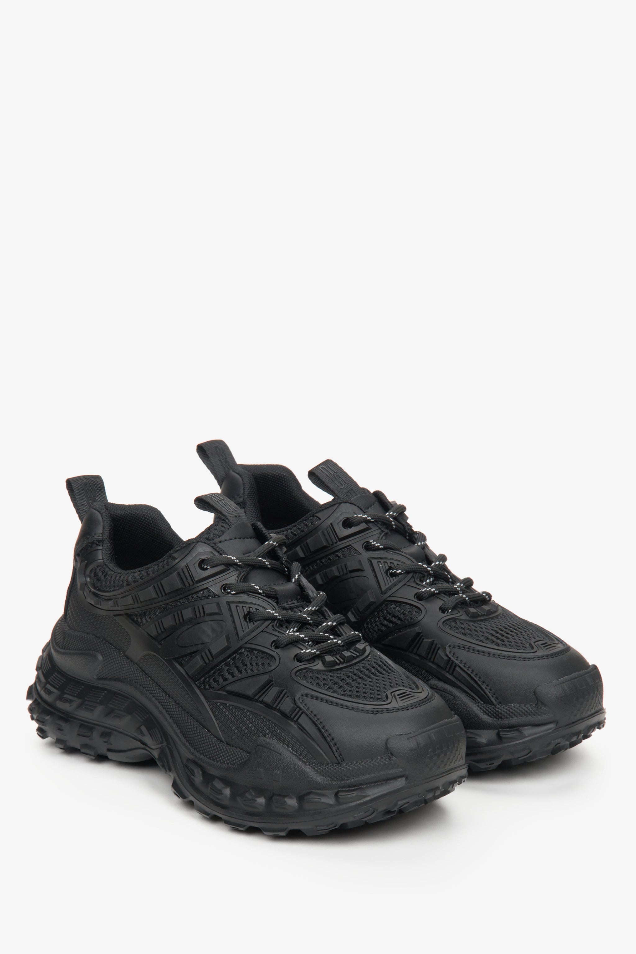 Czarne sneakersy damskie na wiosnę i jesień ze skóry naturalnej ze sznurowaniem - prezentacja czubka buta i zapiętka.