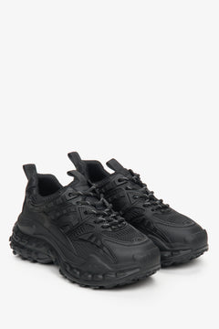 Czarne sneakersy damskie na wiosnę i jesień ze skóry naturalnej ze sznurowaniem - prezentacja czubka buta i zapiętka.