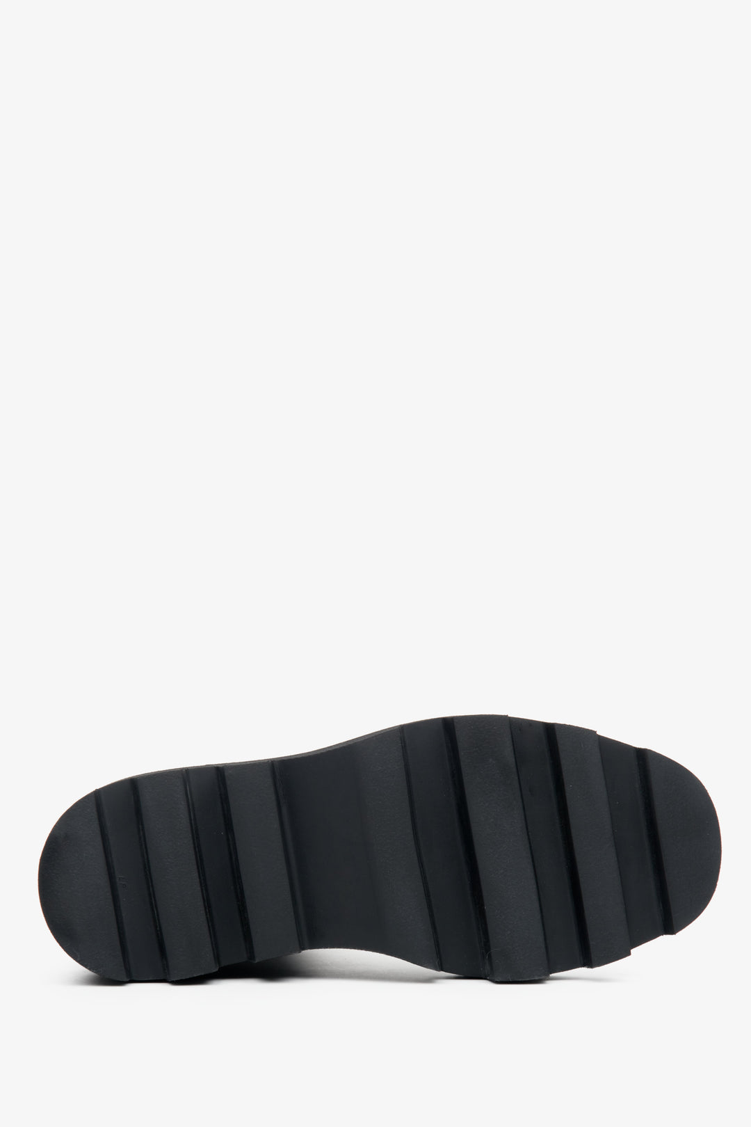 Damskie, wysokie sztyblety w kolorze czarnym ze skóry naturalnej Estro - zbliżenie na podeszwę buta.