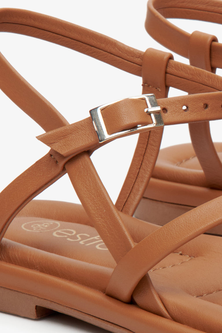 Skórzane, brązowe sandały damskie z cienkich, krzyżowanych pasków Estro - zbliżenie na detale.