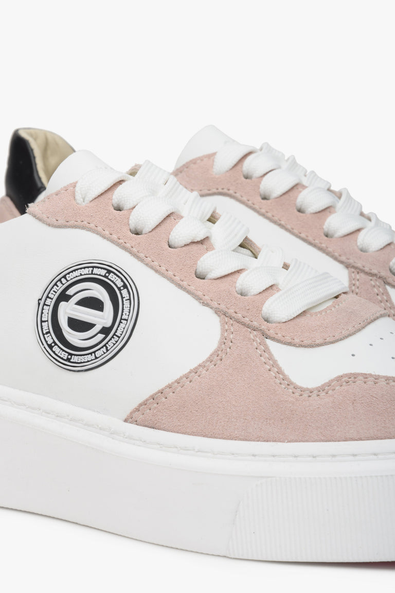 Sneakersy welurowo-skórzane Estro w kolorze biało-różowym. Zbliżenie na ozdobne logo.