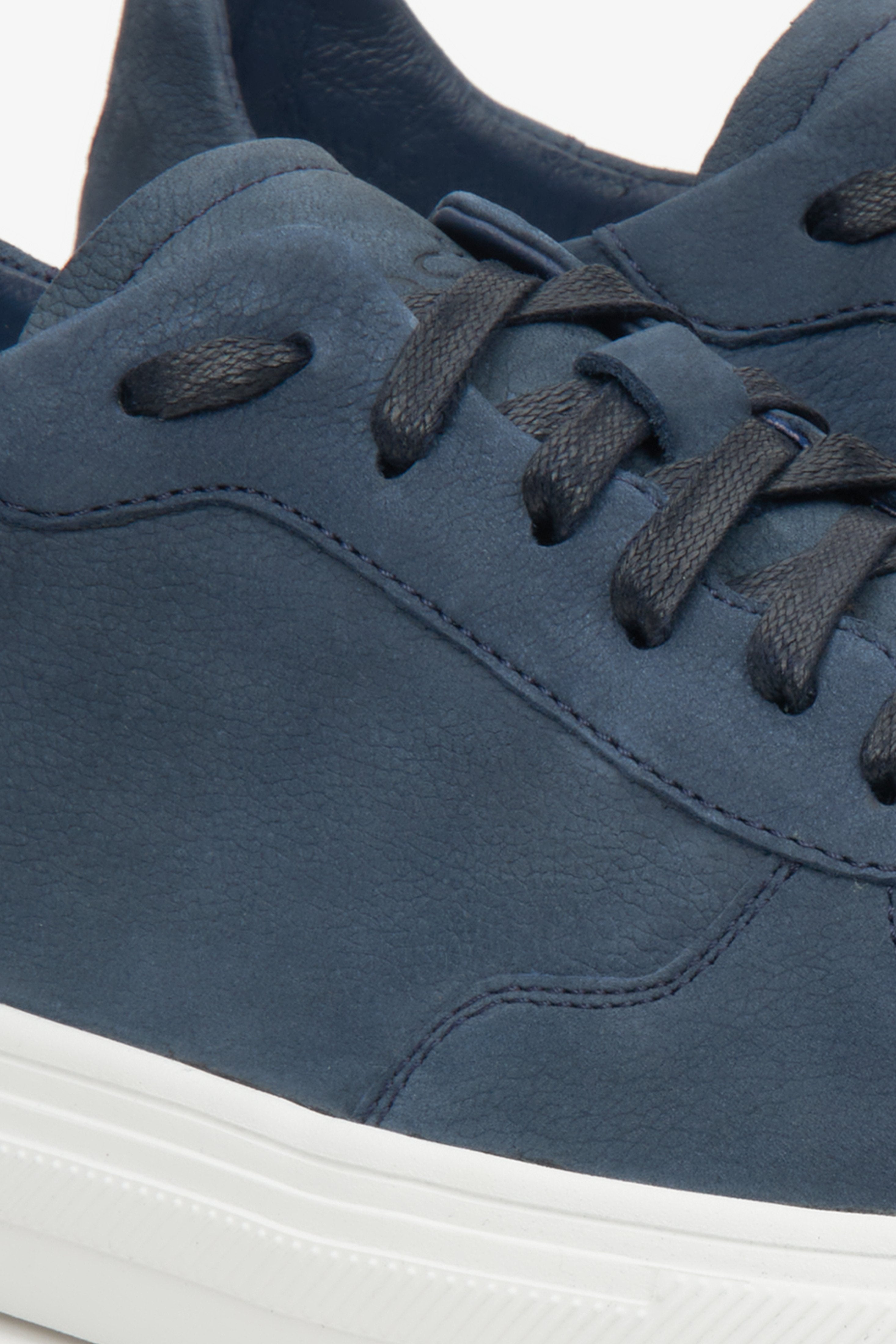 Wiosenne sneakersy męskie Estro w kolorze niebieskim - zbliżenie na system sznurowań i przeszyć.