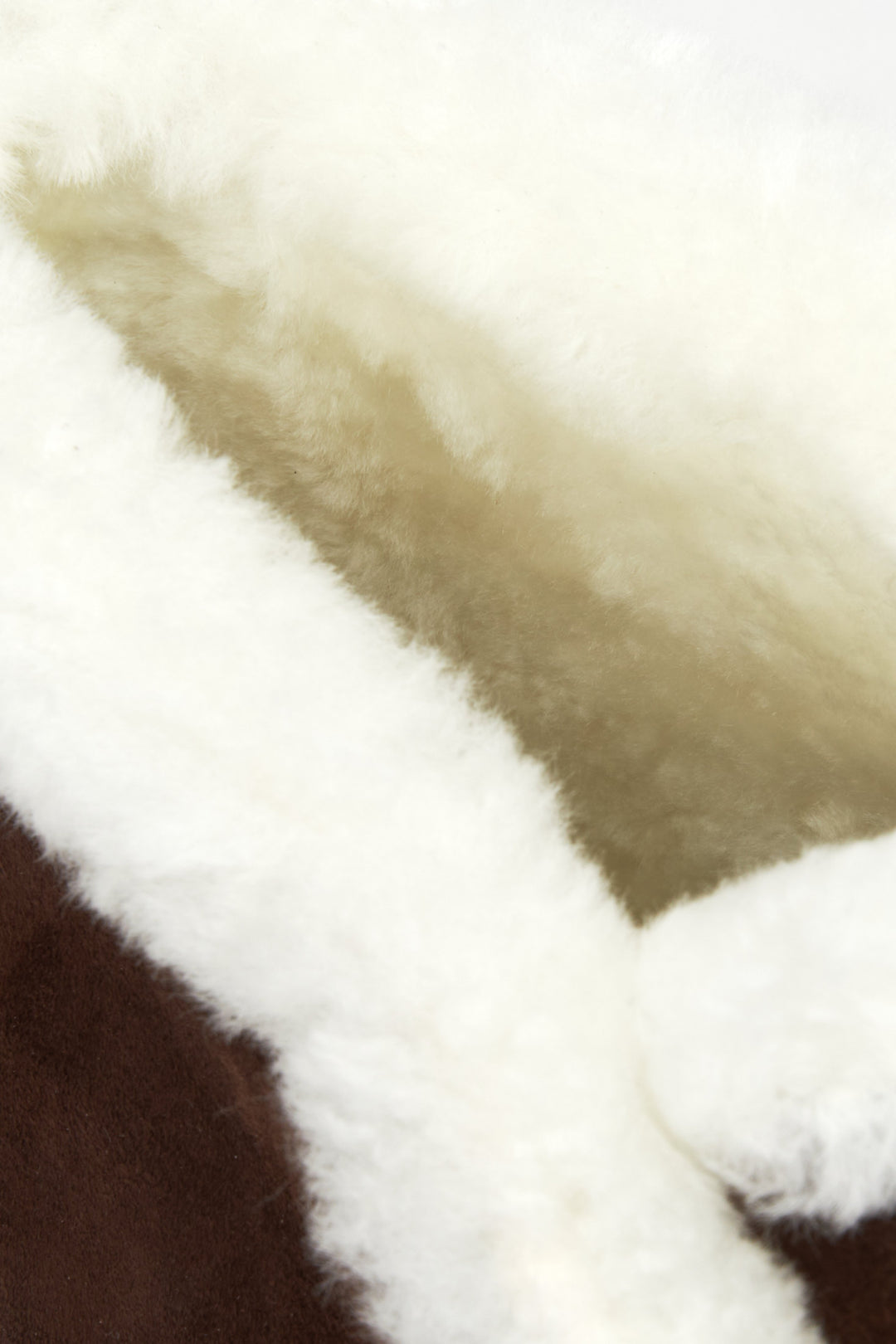 Damskie mokasyny zimowe w kolorze brązowym - zbliżenie na ciepły, futrzany wsad.