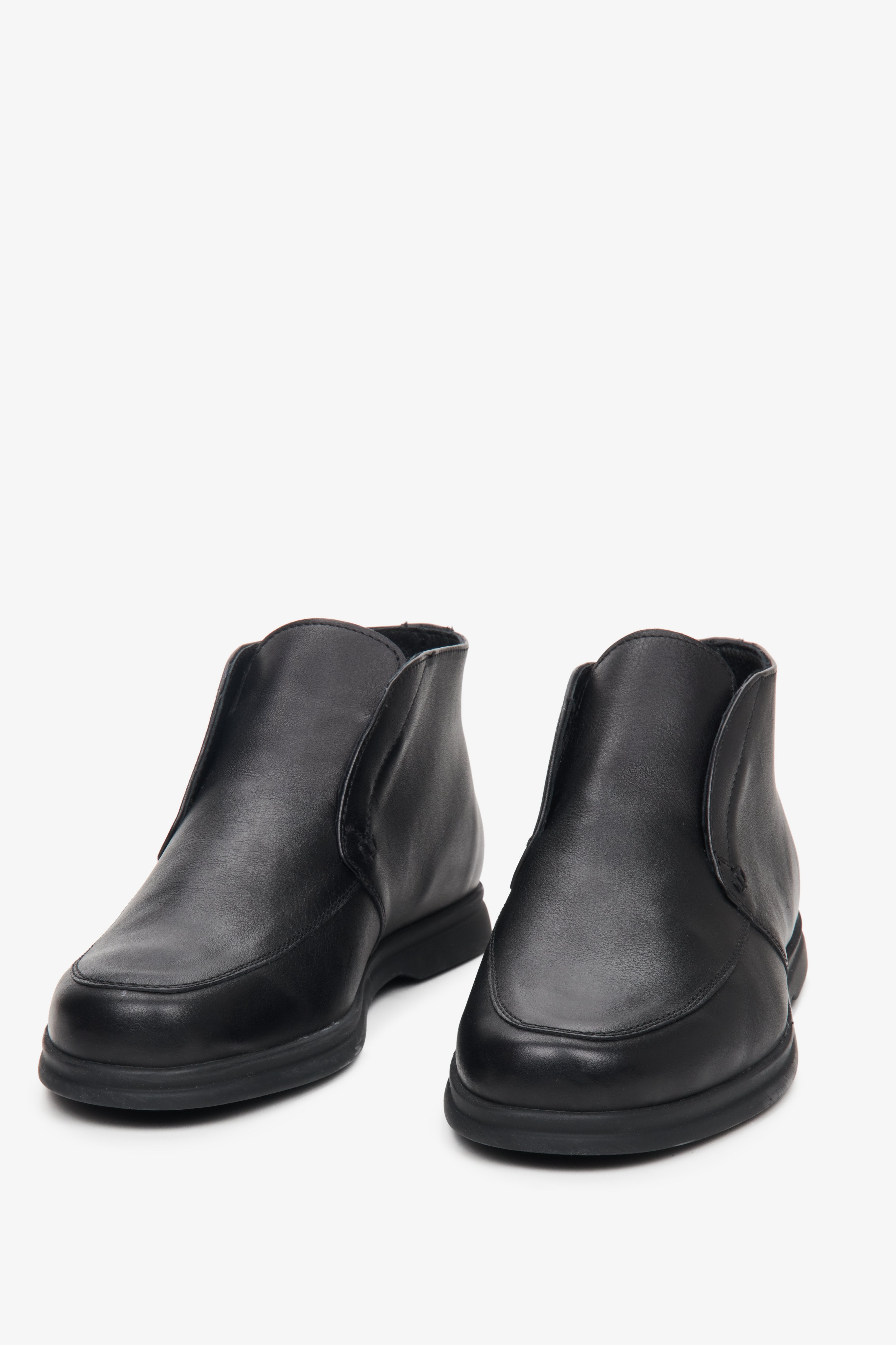 Męskie botki jesienne ze skóry naturalnej w kolorze czarnym - zbliżenie na przód obuwia marki Estro.