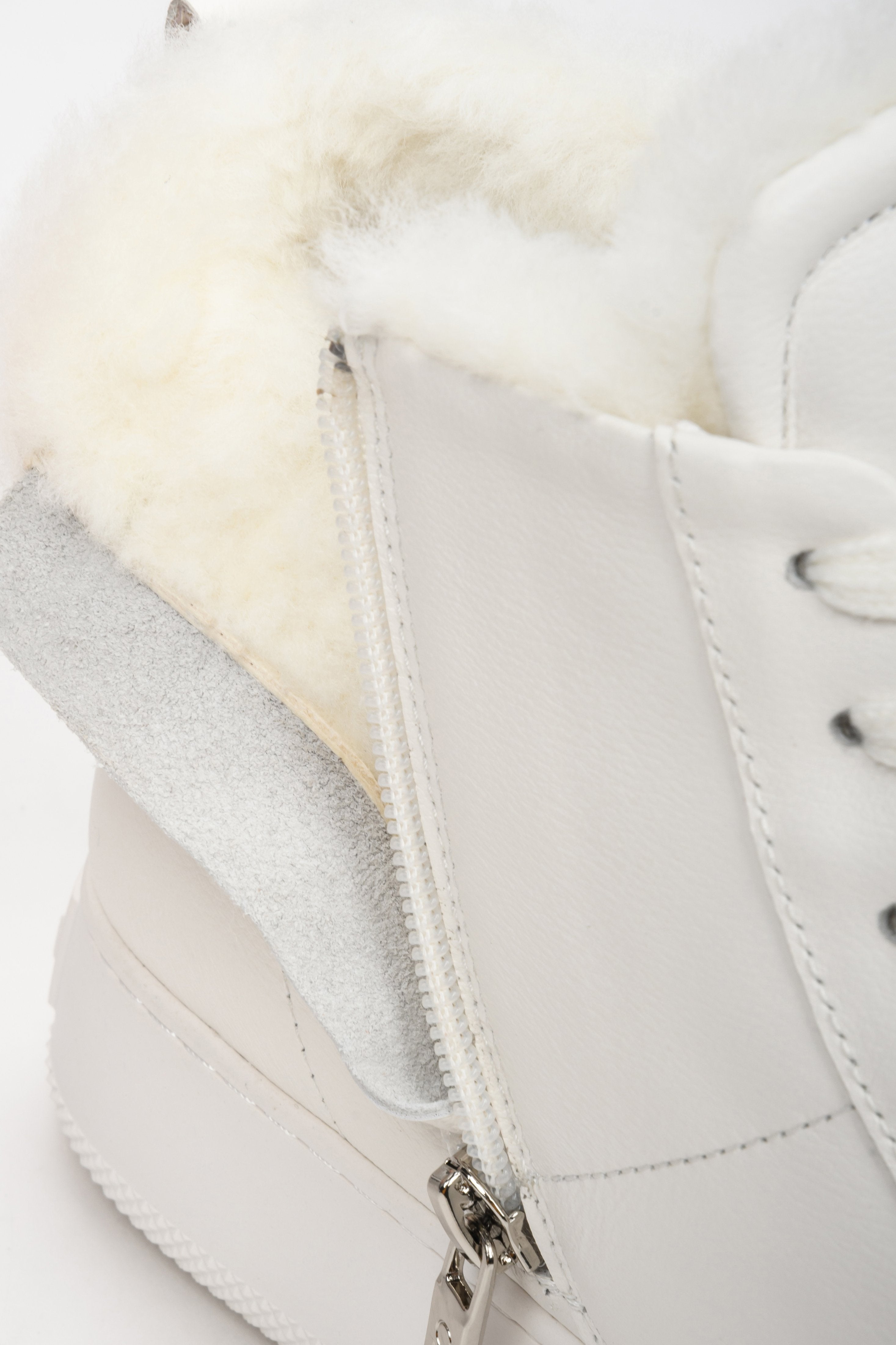 Damskie, zimowe sneakersy w kolorze białym - zbliżenie na miękkie wypełnienie buta.