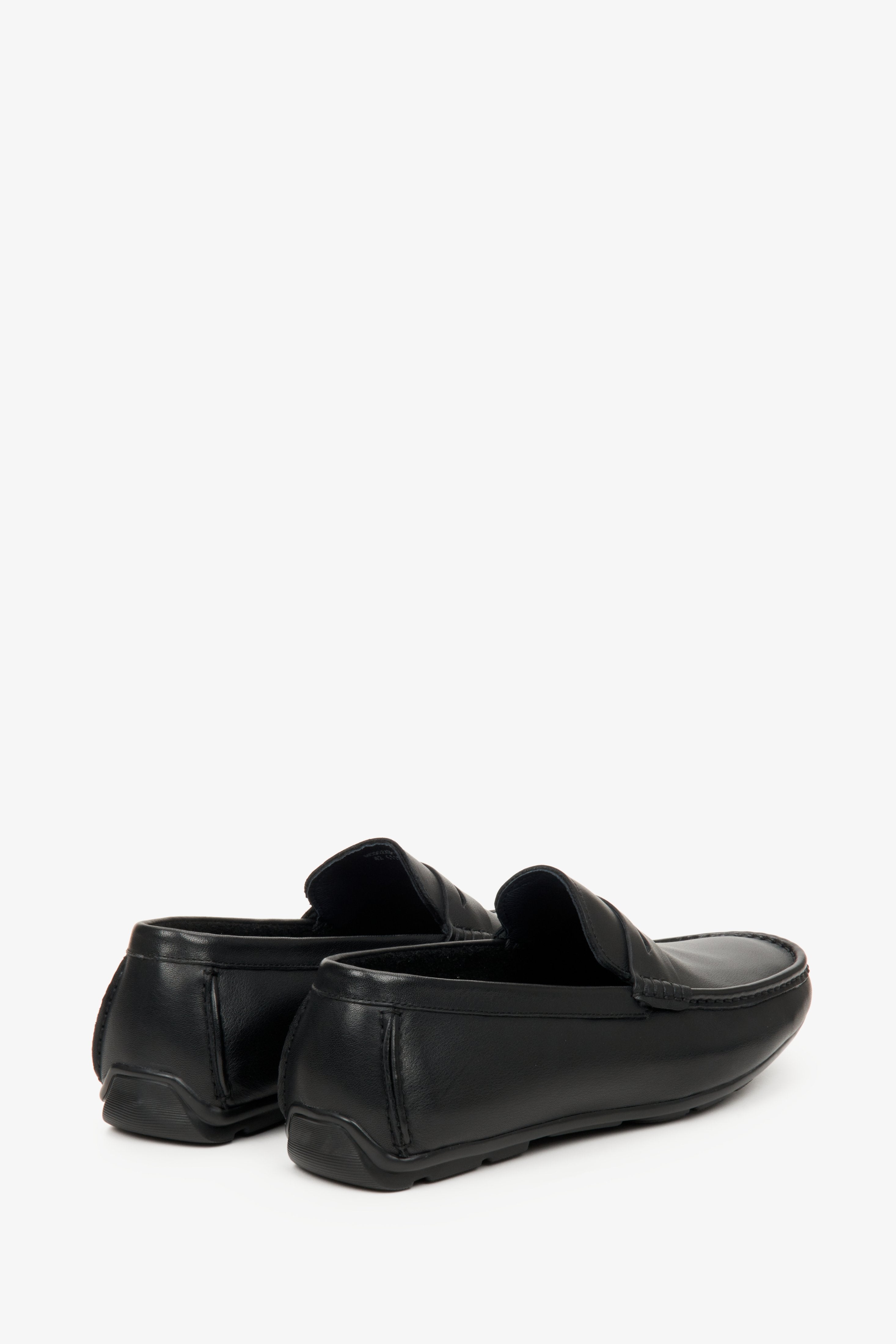 Skórzane czarne mokasyny męskie Estro na wiosnę i jesień - zbliżenie na zapiętek i przyszwę boczną butów.