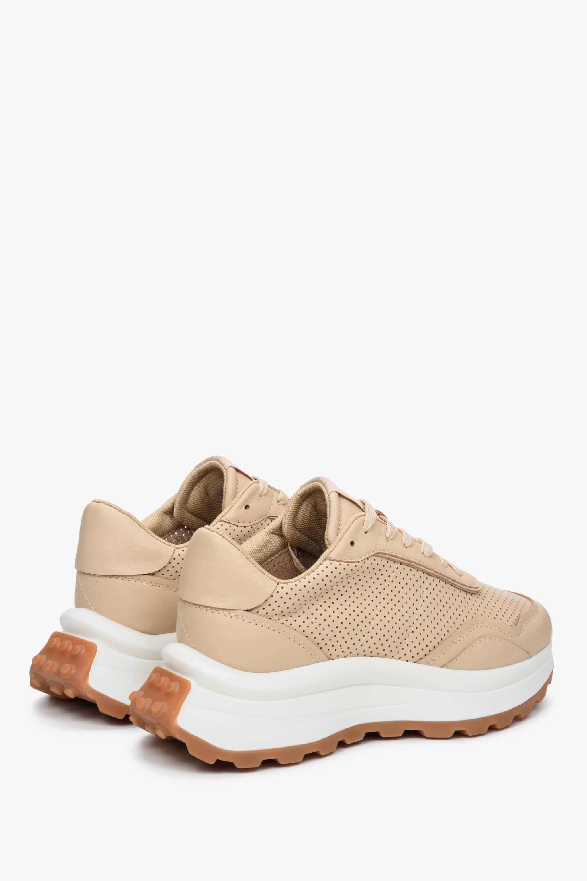 Sneakersy damskie w kolorze beżowym z perforacją na lato Estro - zbliżenie na zapiętek.