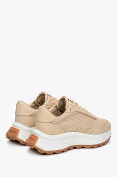 Sneakersy damskie w kolorze beżowym z perforacją na lato Estro - zbliżenie na zapiętek.