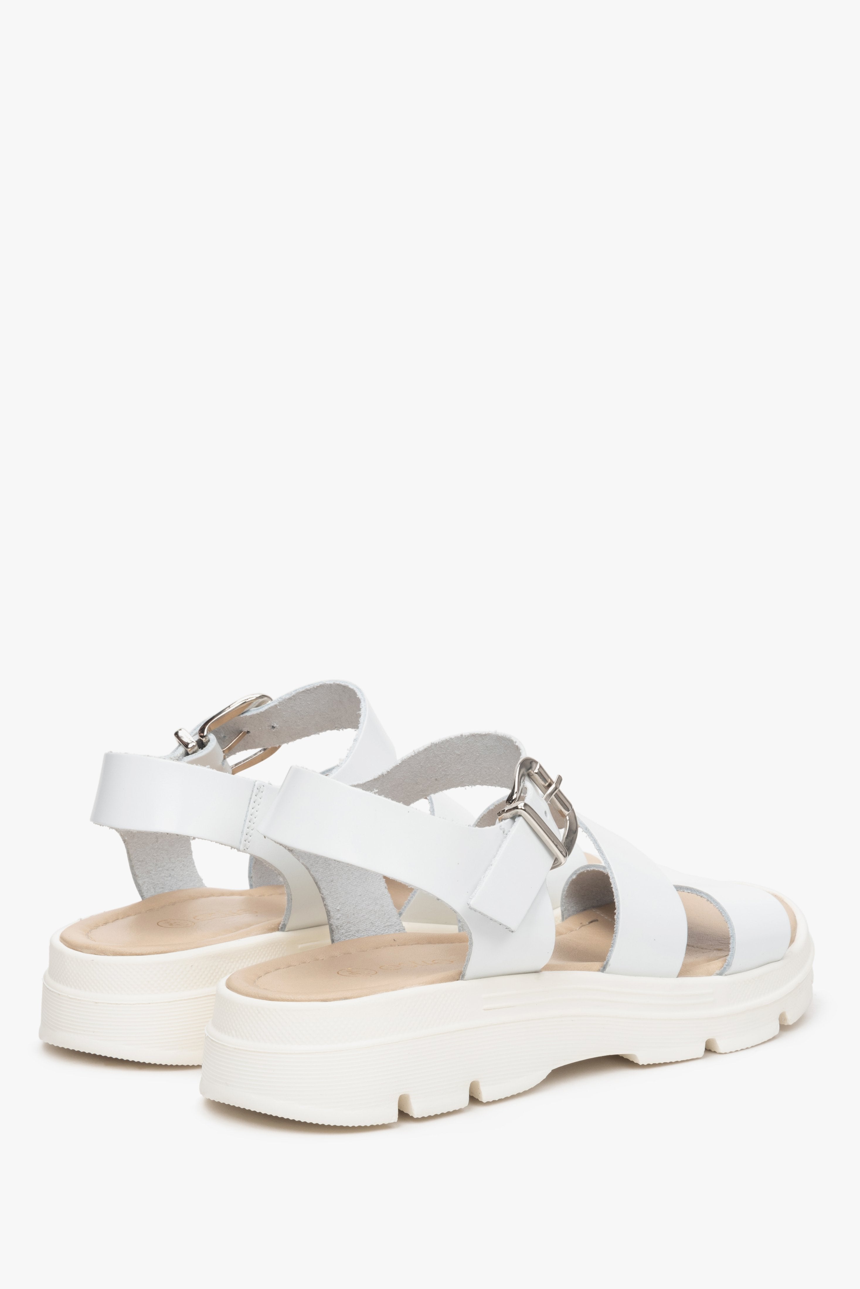 Sandały damskie z włoskiej skóry naturalnej w kolorze białym Estro - zbliżenie na tylną część butów.