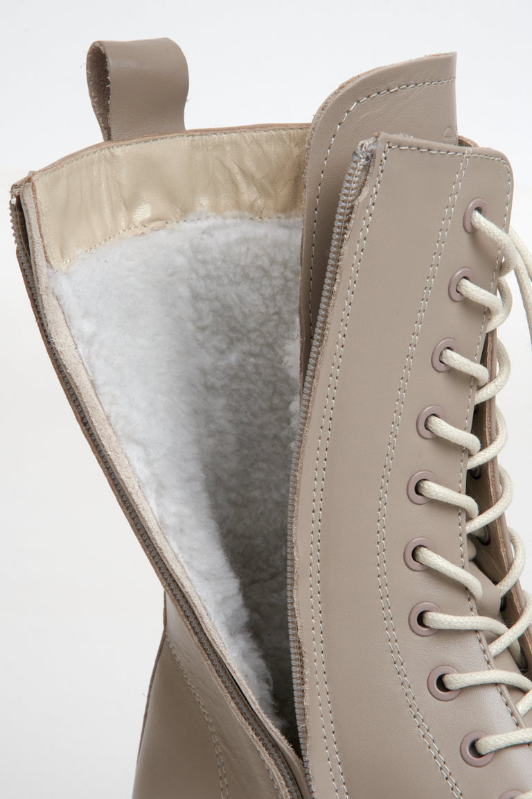 Wysokie botki sznurowane ze skóry naturalnej w kolorze beżowym marki Estro - zbliżenie na wypełnienie buta.