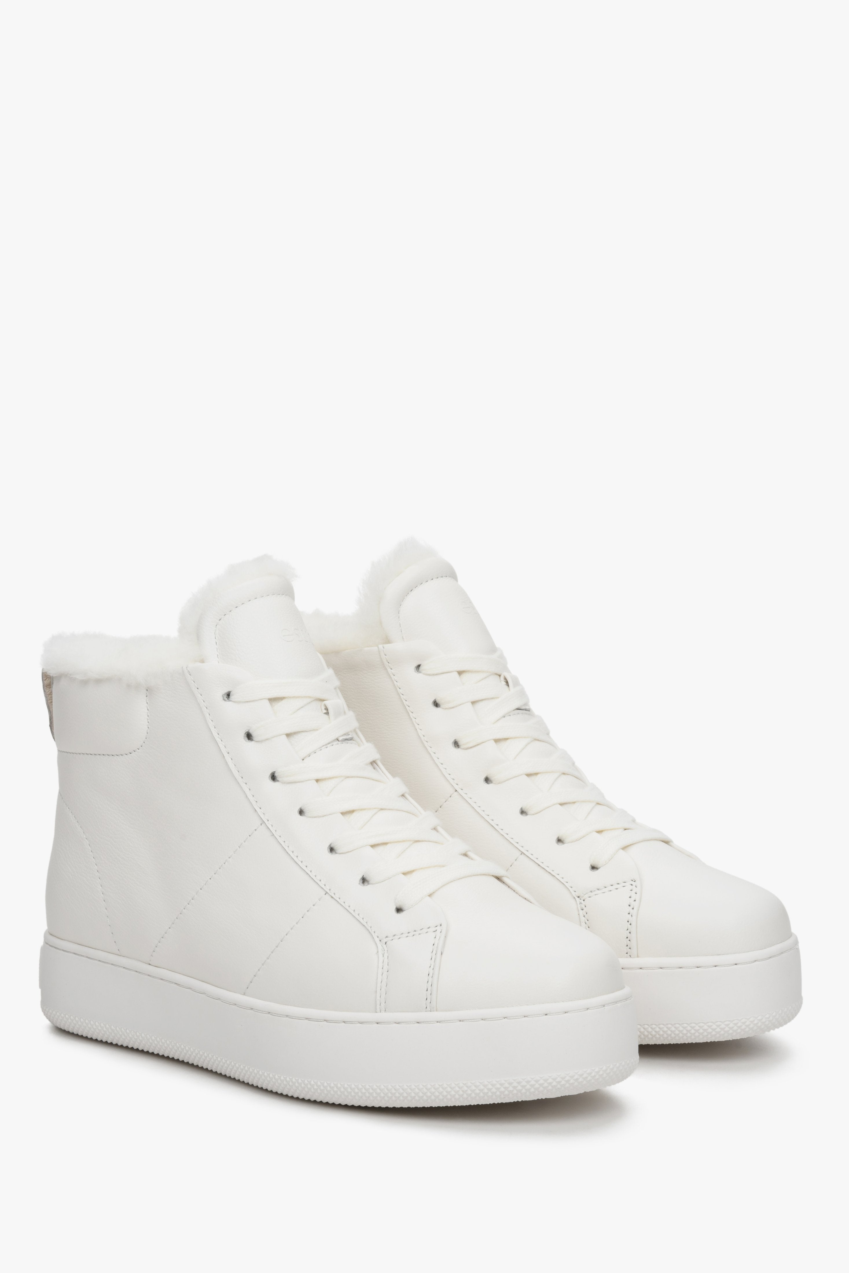 Wysokie, zimowe sneakersy damskie w kolorze białym Estro z ociepleniem na zimę.