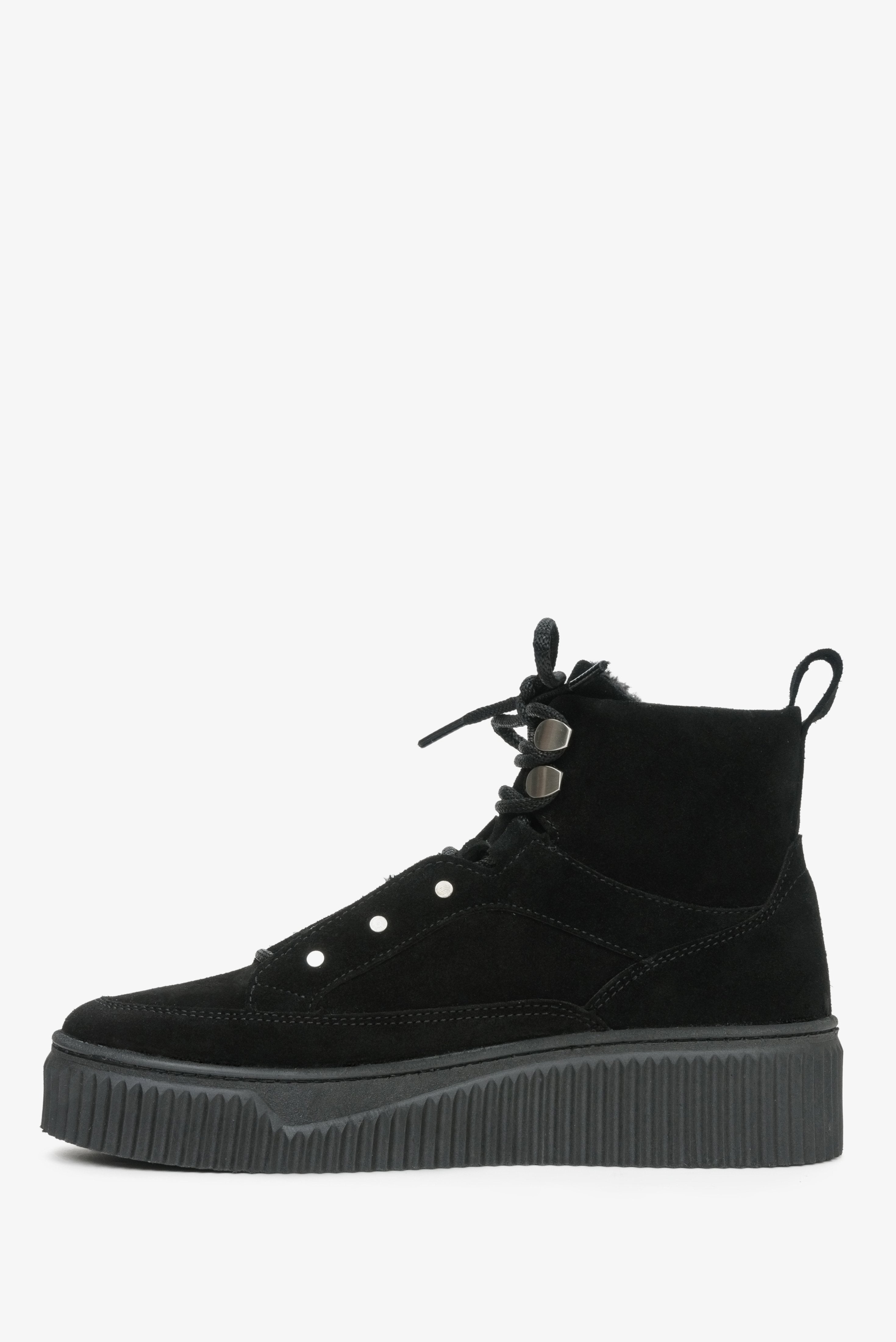 Wysokie sneakersy damskie z zamszu naturalnego na zimę w kolorze czarnym marki Estro.
