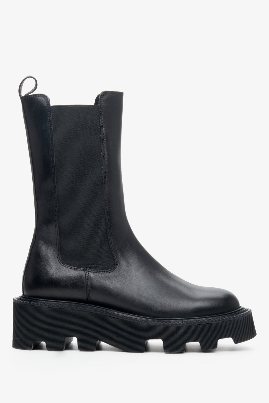 Damskie, wysokie sztyblety w kolorze czarnym marki Estro - profil buta.
