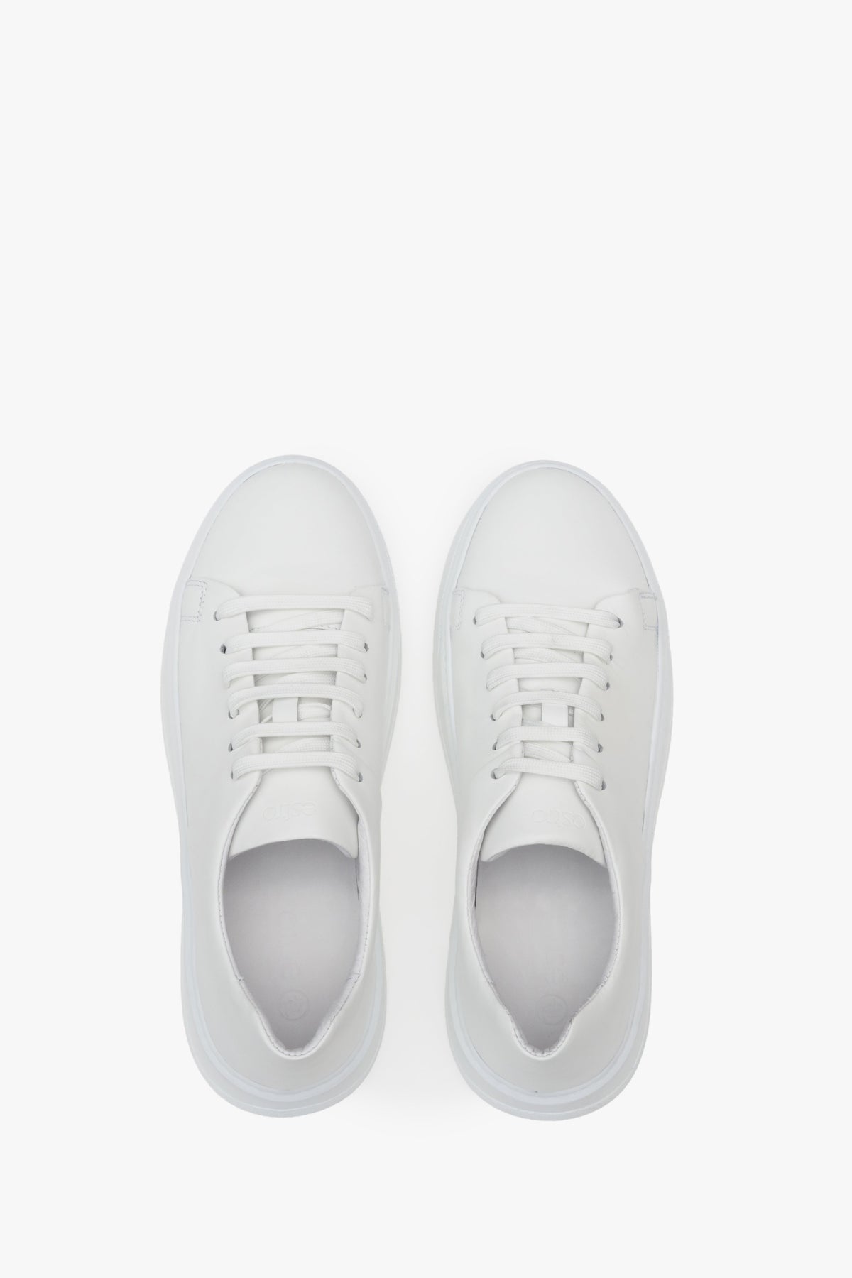 Białe sneakersy damskie ze skóry naturalnej Estro - prezentacja modelu z góry.