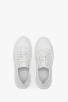 Białe sneakersy damskie ze skóry naturalnej Estro - prezentacja modelu z góry.