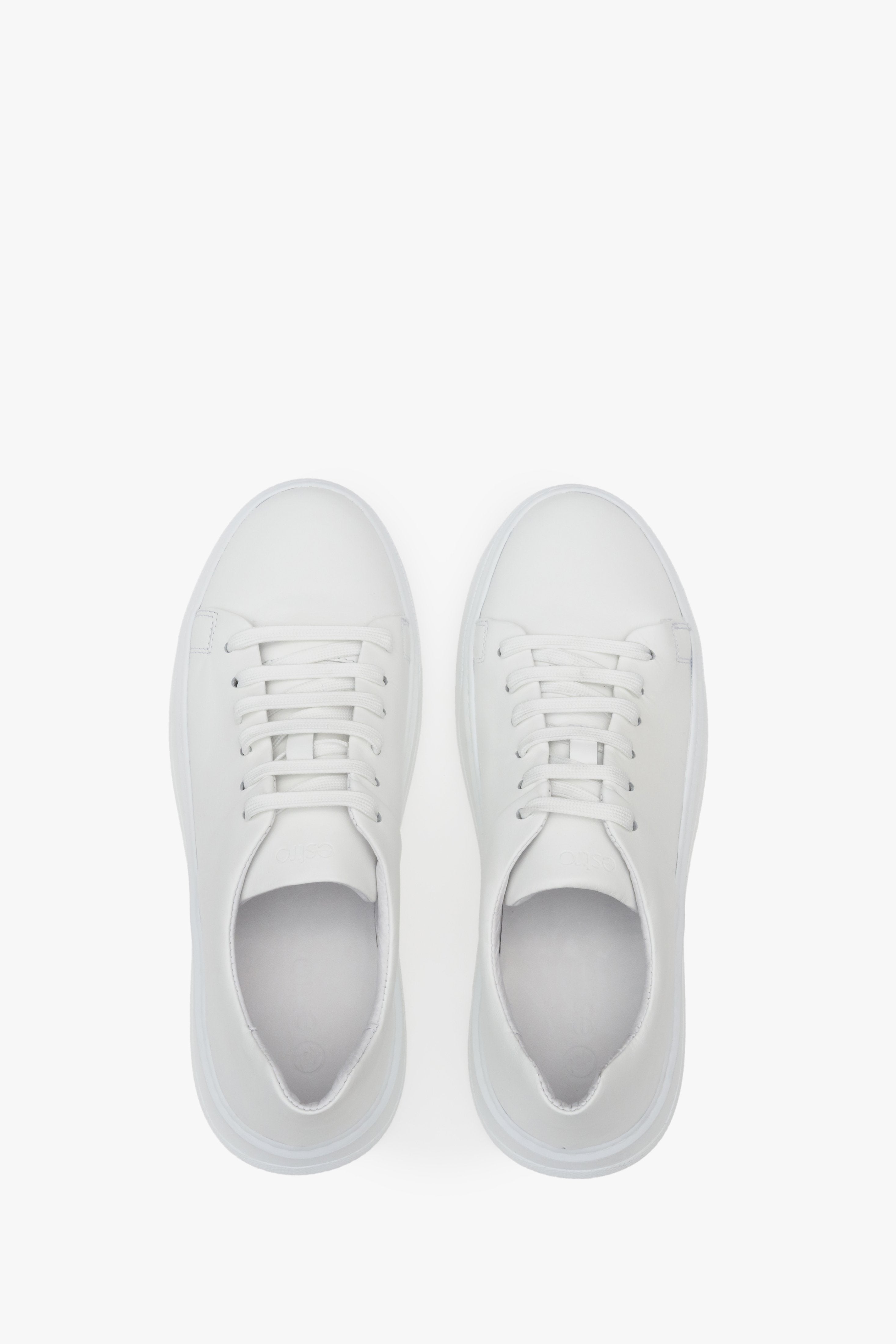 Białe sneakersy damskie ze skóry naturalnej Estro - prezentacja modelu z góry.