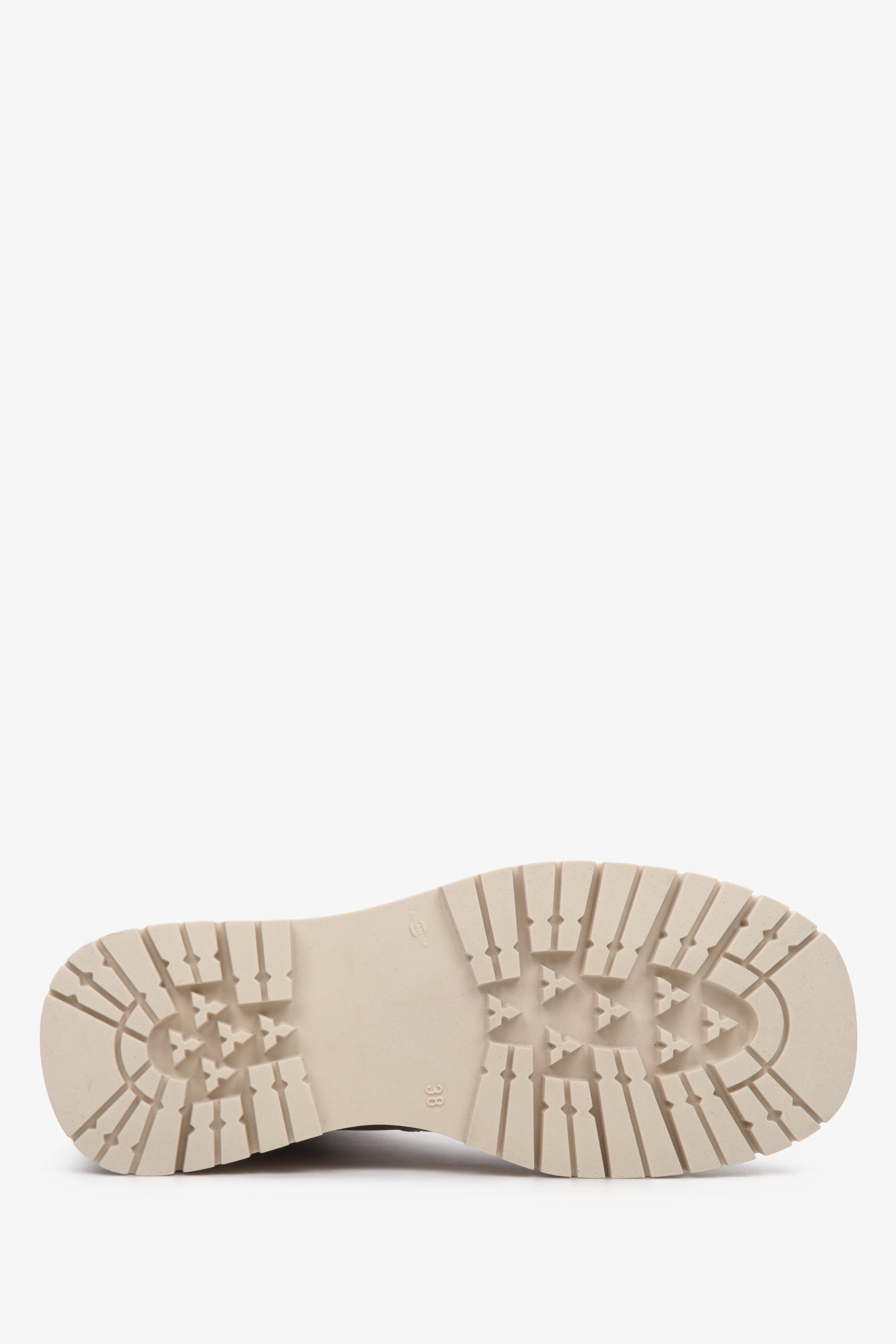 Wysokie, jesienne botki damskie ze skóry naturalnej w kolorze brązowym marki Estro - zbliżenie na podeszwę buta.
