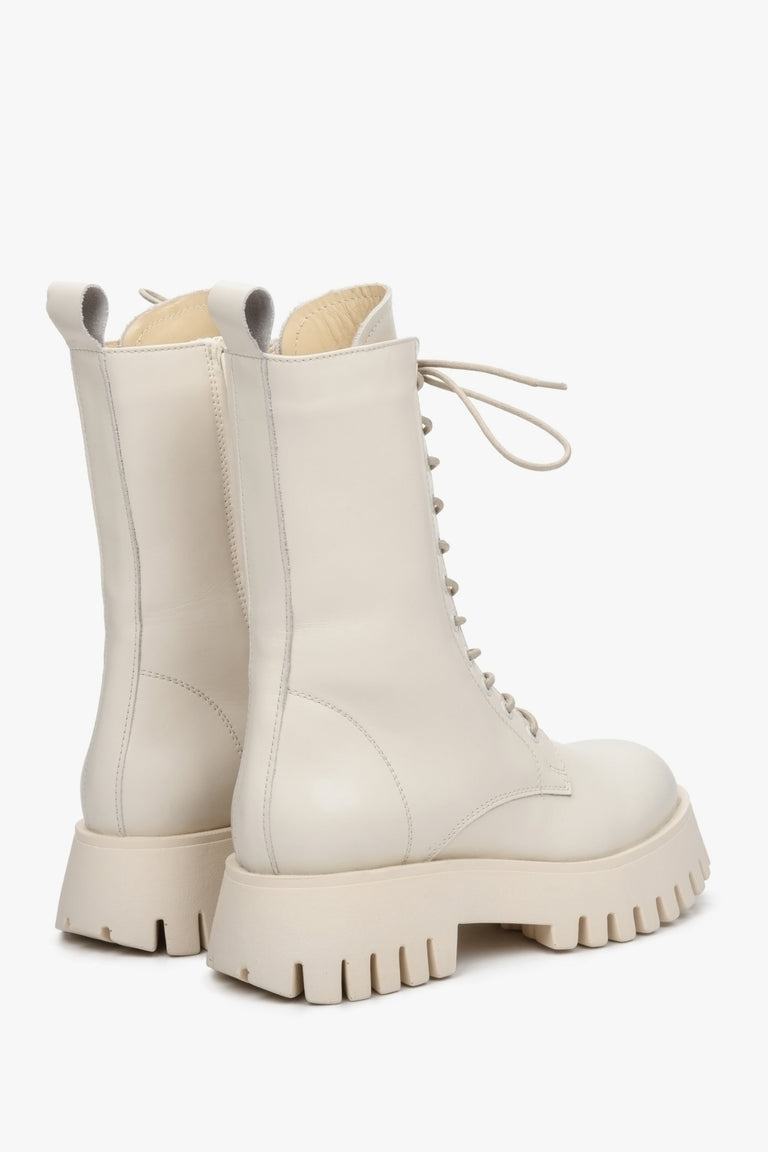 Białe, damskie, wysokie botki ze sznurowaniem marki Estro - zbliżenie na tylną część buta.