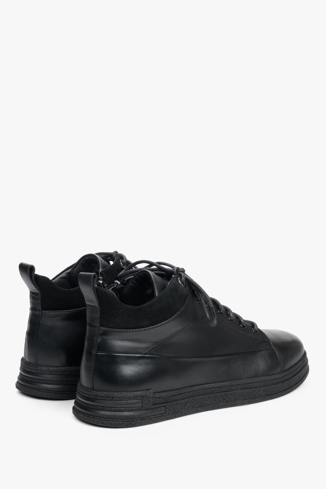 Wysokie, czarne trampki męskie ze skóry naturalnej marki Estro z suwakiem - zbliżenie na zapiętek buta.