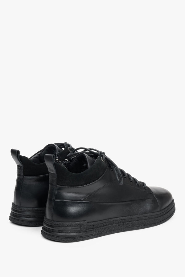 Wysokie, czarne trampki męskie ze skóry naturalnej marki Estro z suwakiem - zbliżenie na zapiętek buta.