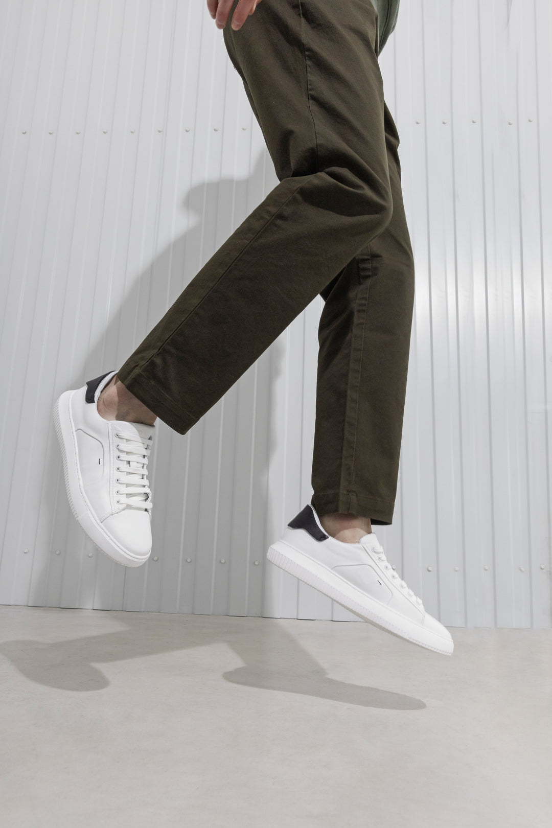 Białe, niskie sneakersy męskie ze sznurowaniem ze skóry naturalnej marki Estro.