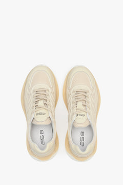 Beżowe damskie sneakersy ES8 ze sznurowaniem.